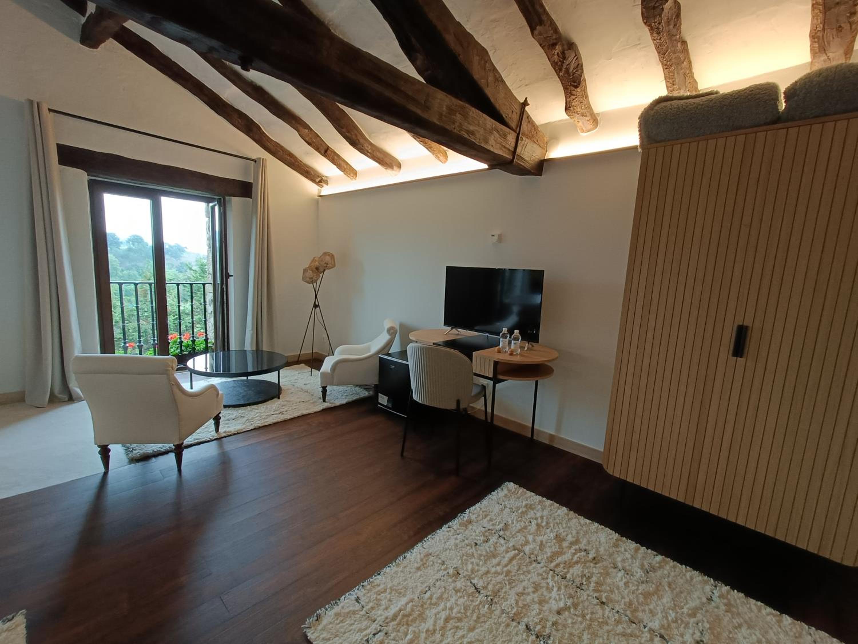 Deluxe Double Room with Bath photo 2