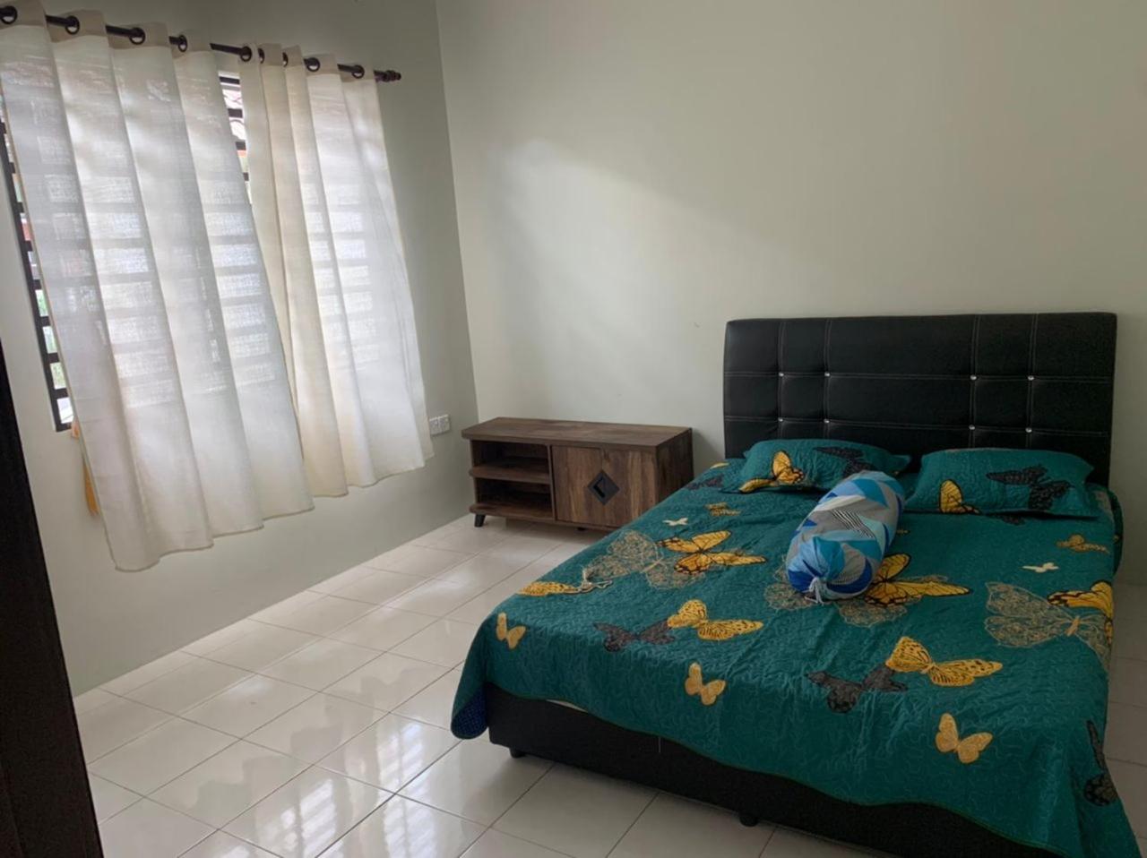 Three-Bedroom House photo 2