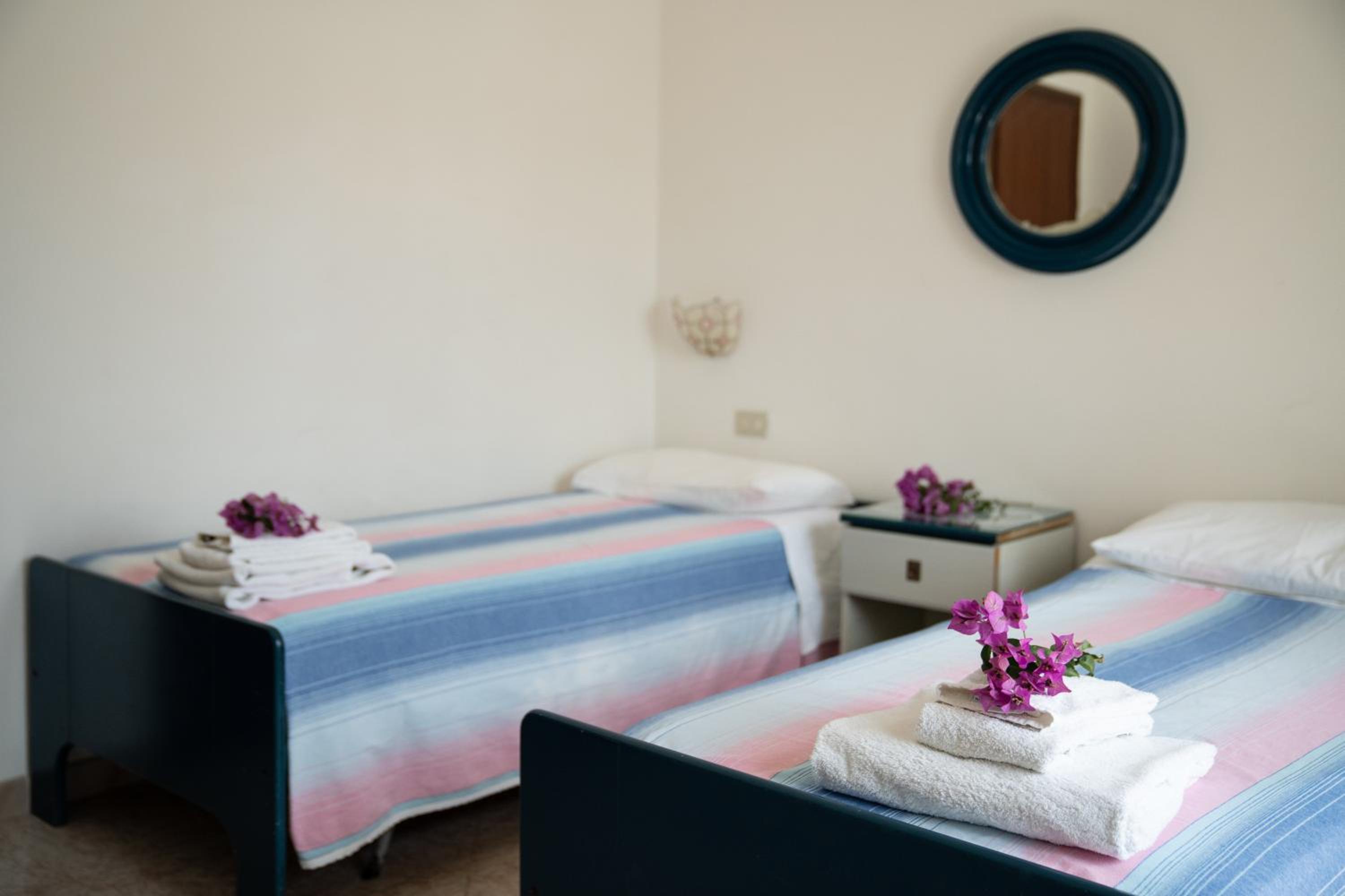 Quadruple Room with Private Bathroom photo 2