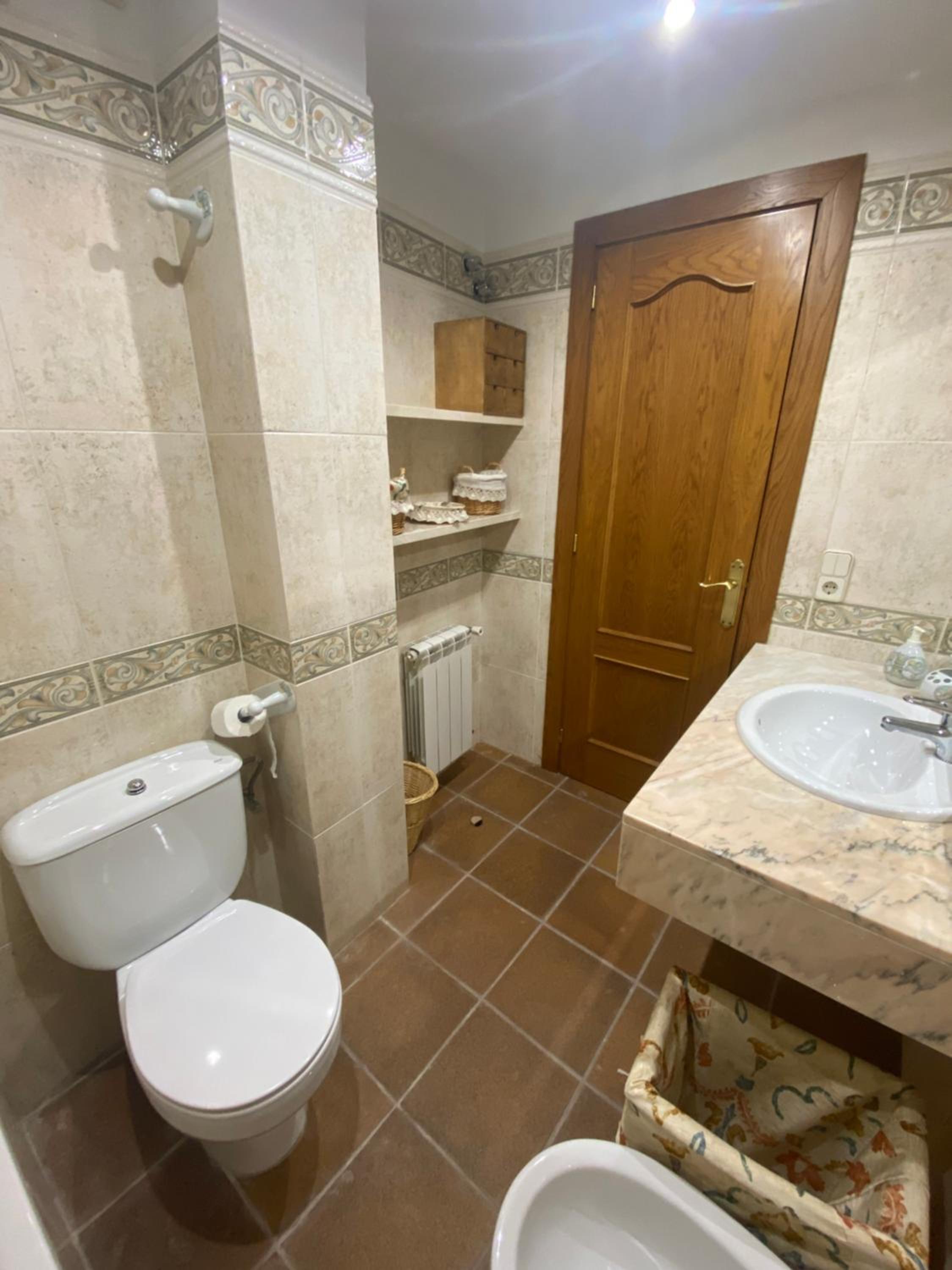 Six-Bedroom House photo 2