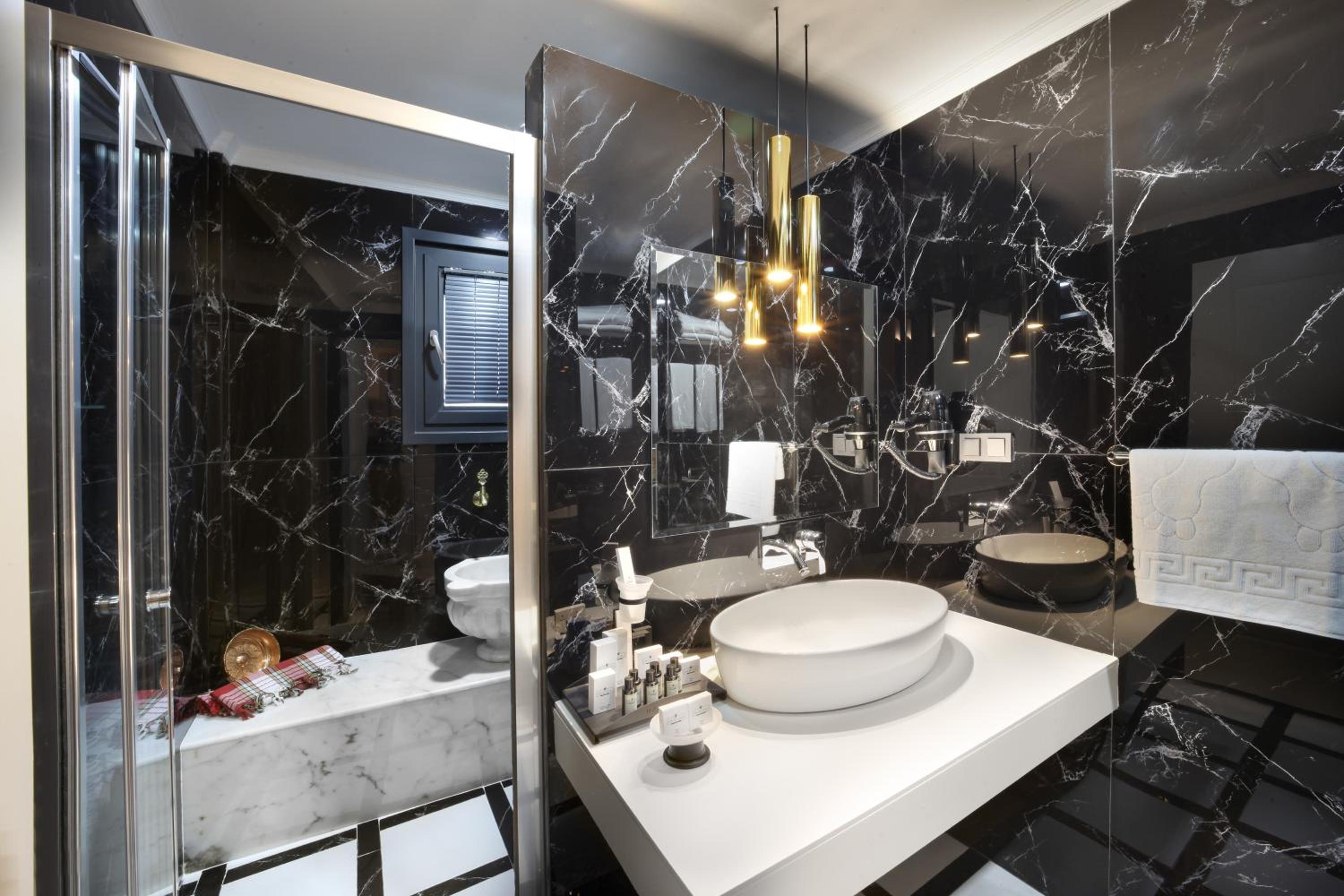 Deluxe Adjoining Family Suite with 2 Bathrooms with Turkish Hammam Sinks photo 3
