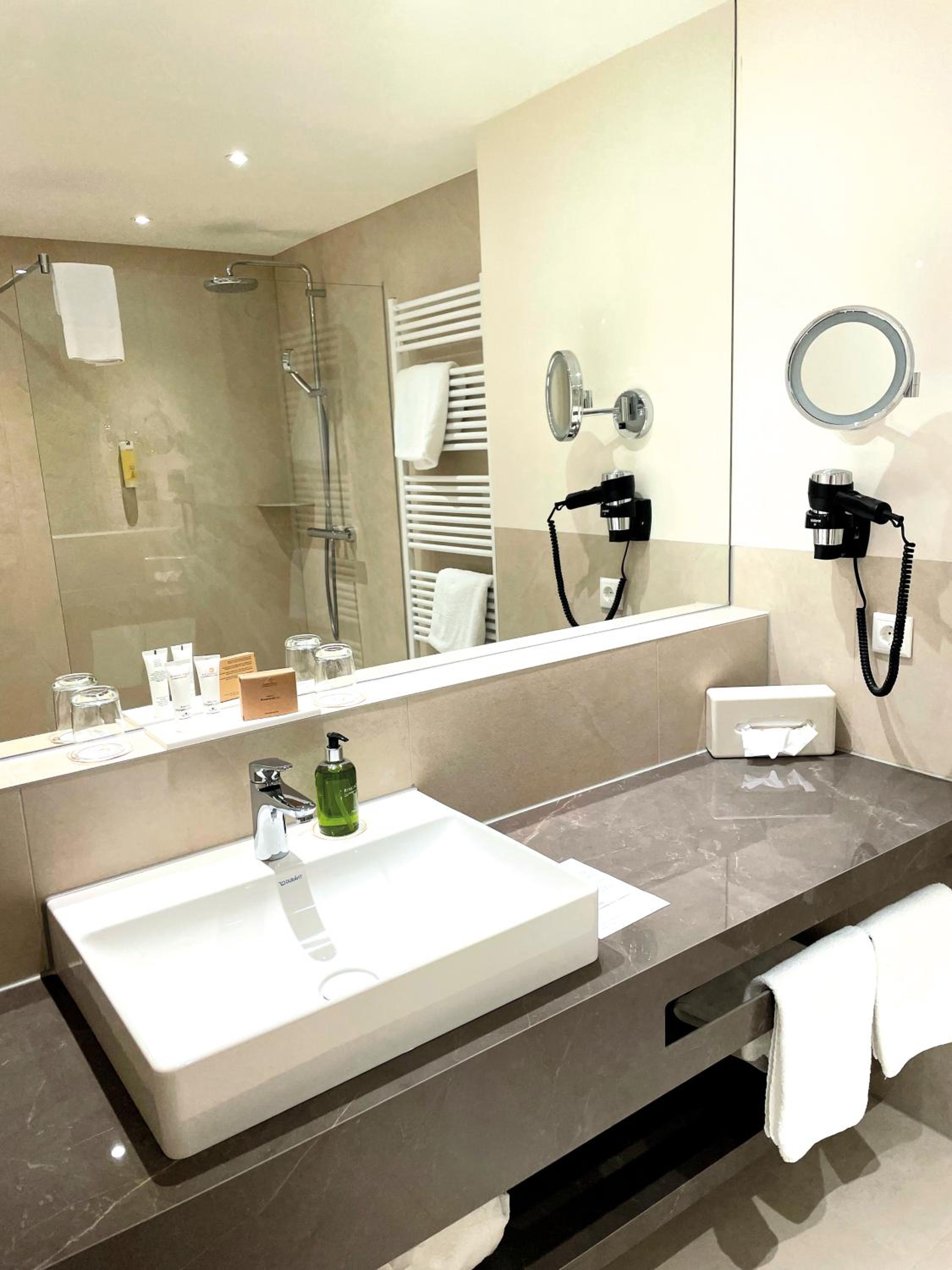 Deluxe Double Room with Balcony - Photo 3