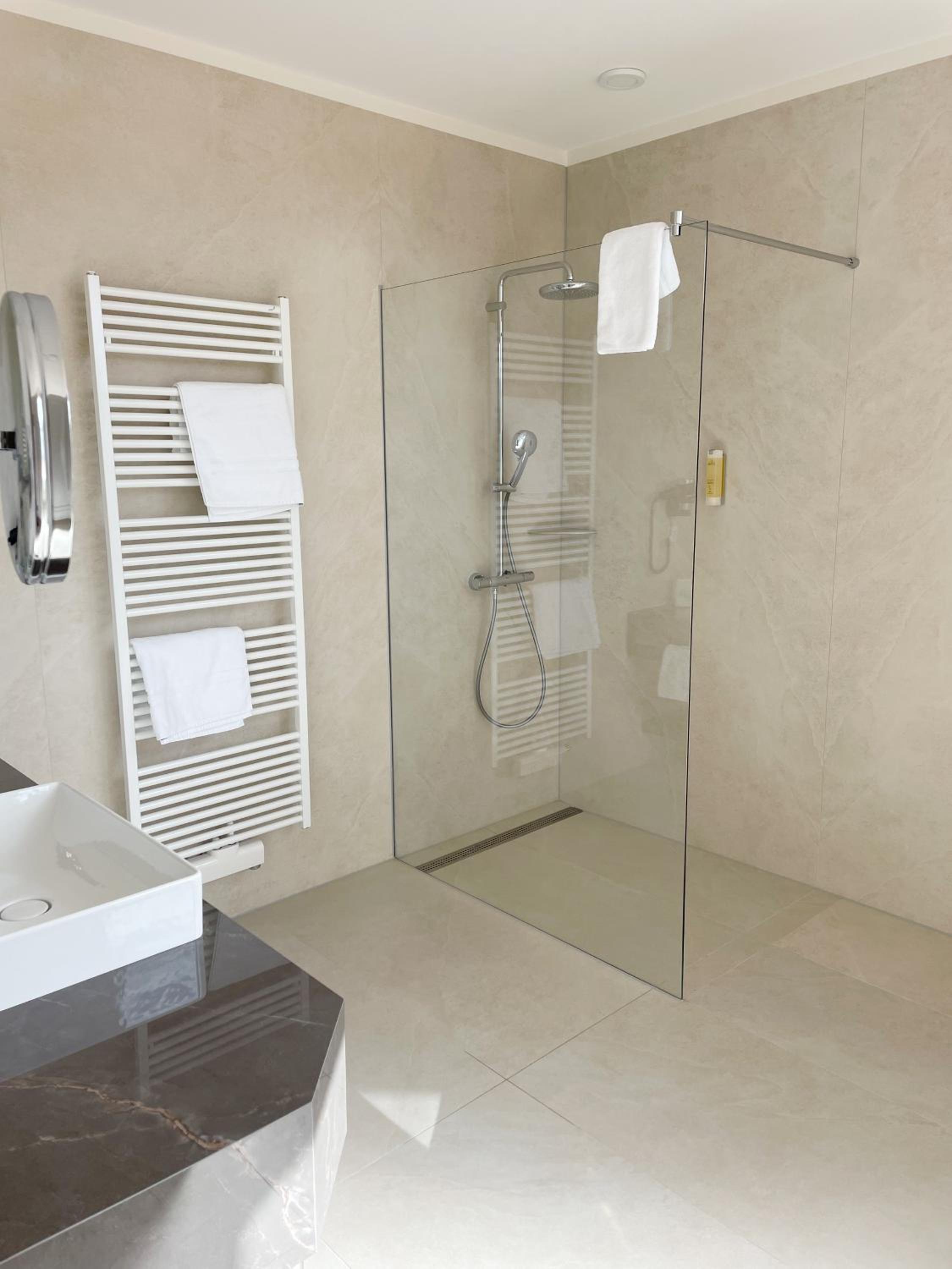 Suite - Photo 3