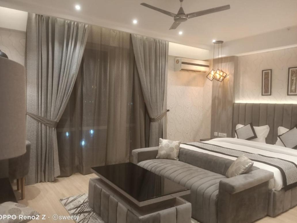 Deluxe King Suite - Photo 15