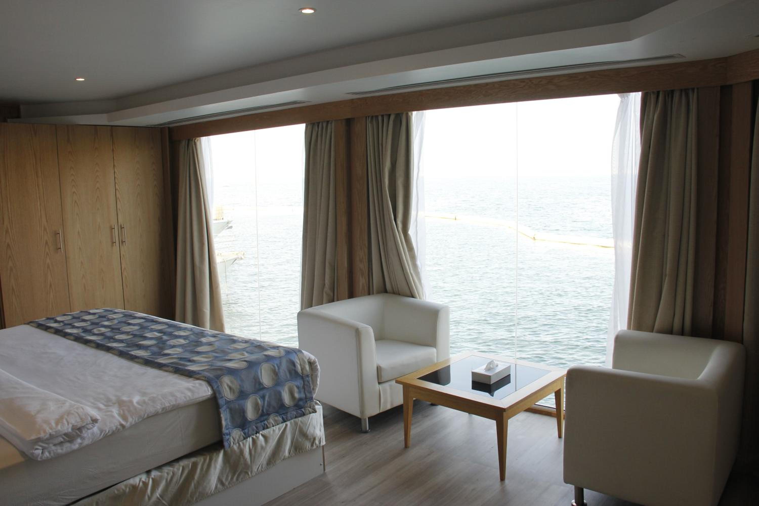 Deluxe King Suite photo 3