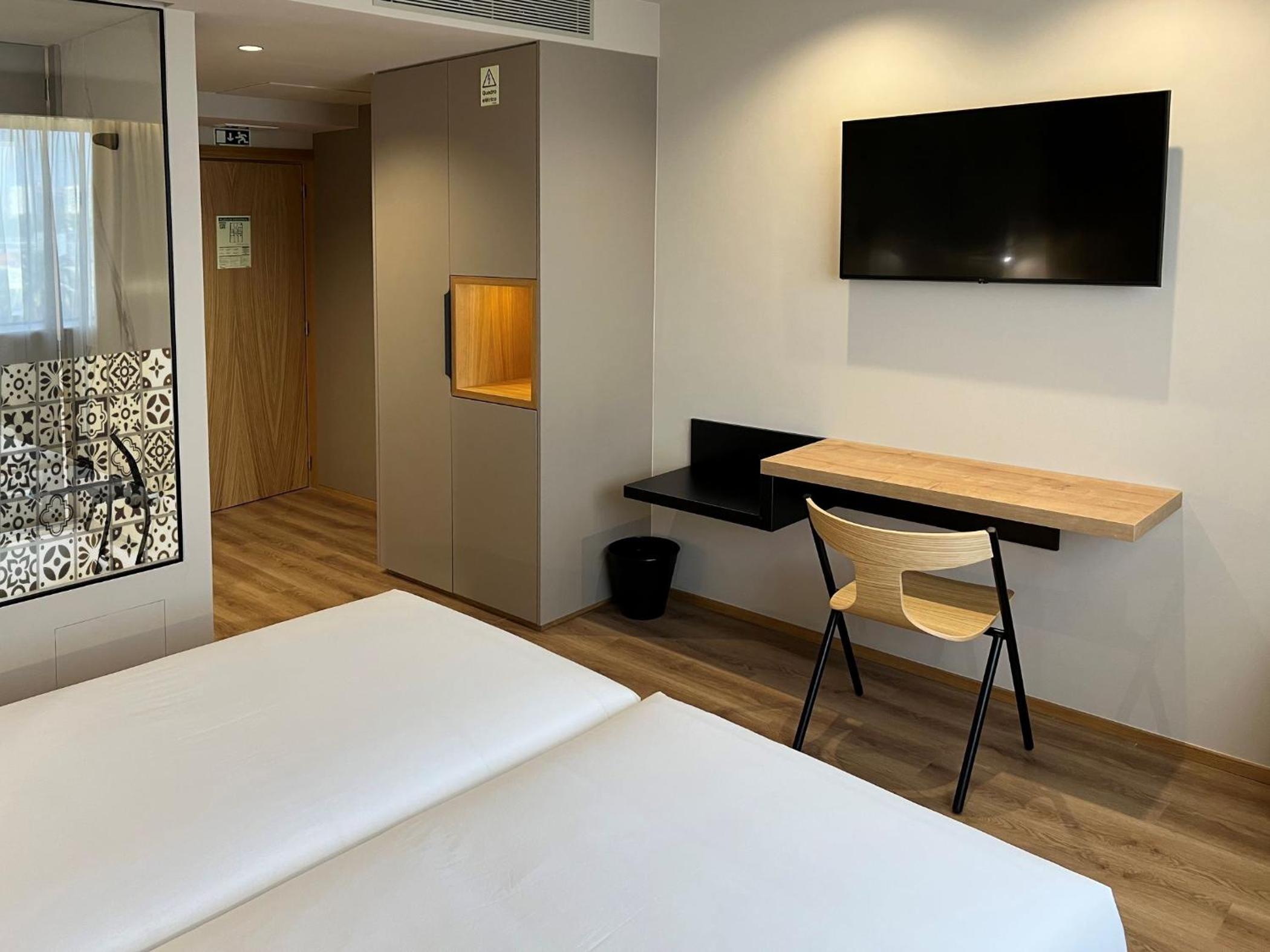Double or Twin Room - Photo 6