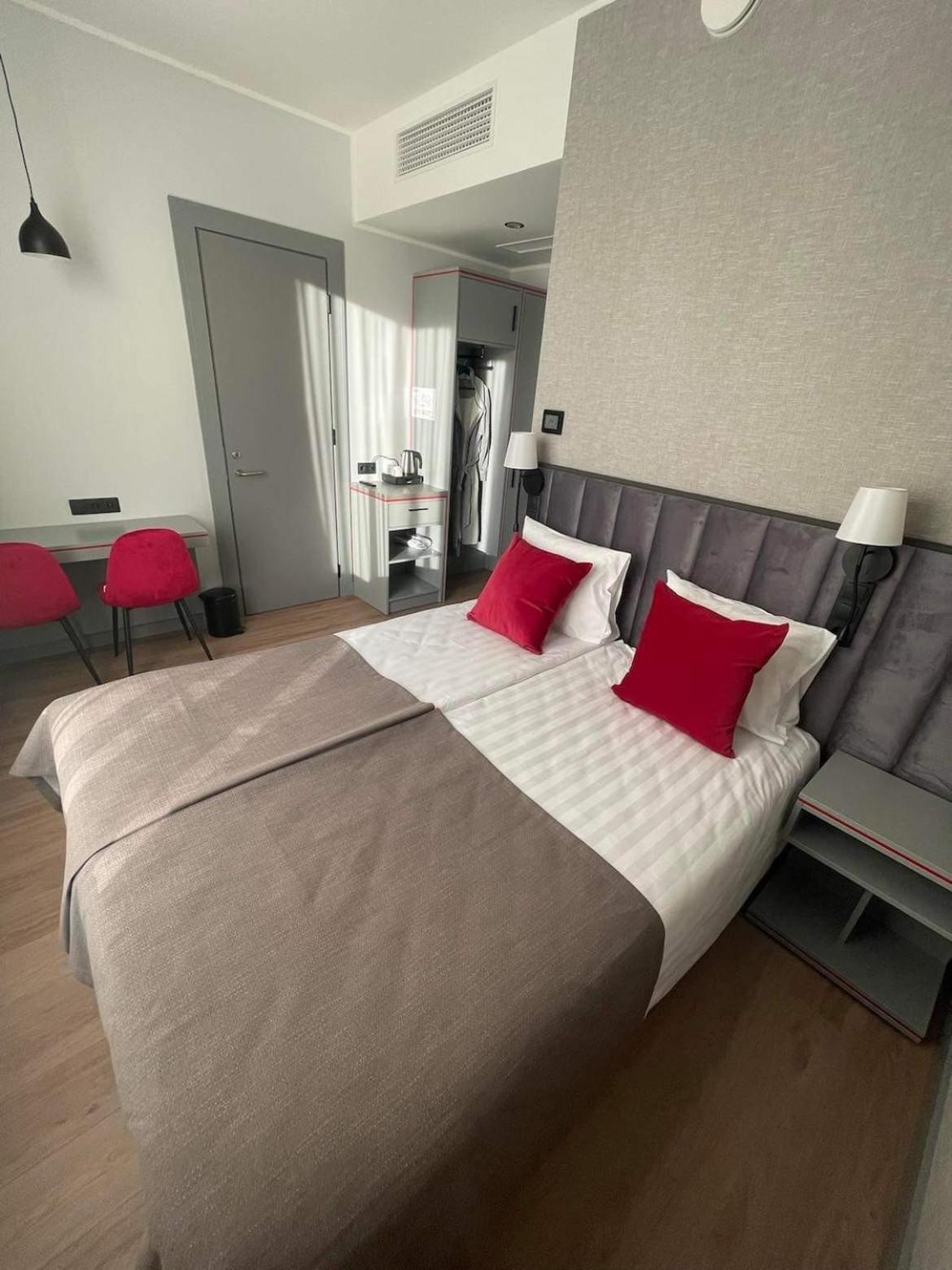 Double or Twin Room - Photo 4