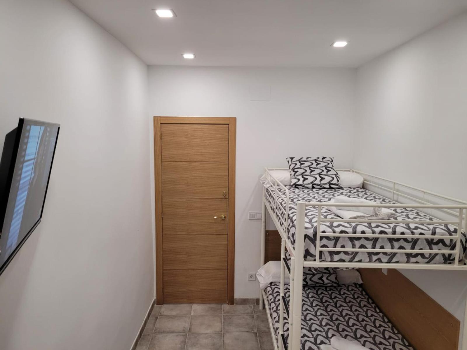 Habitación Doble con Literas y Baño Compartido