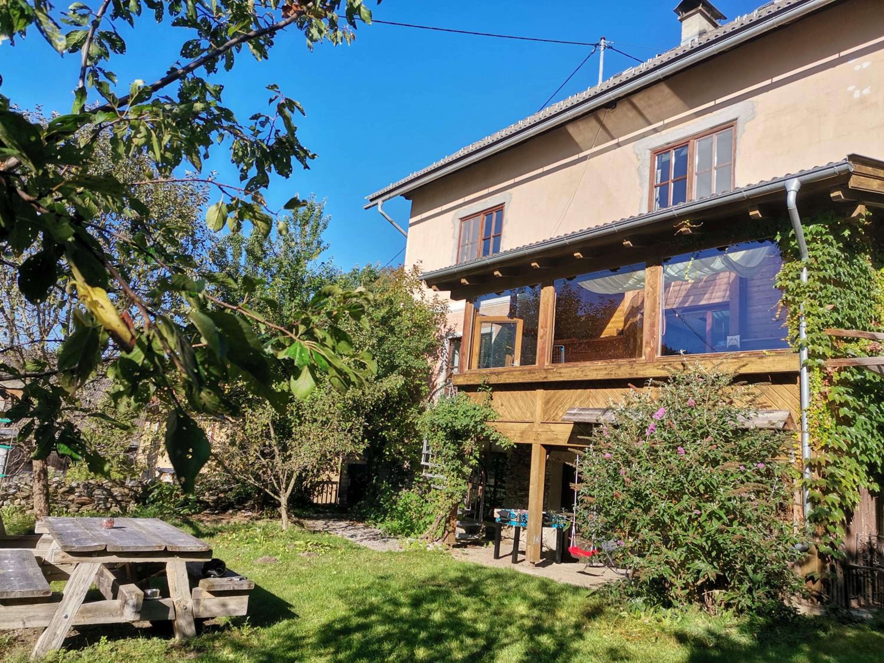 Apartment with Mountain View - Photo 2