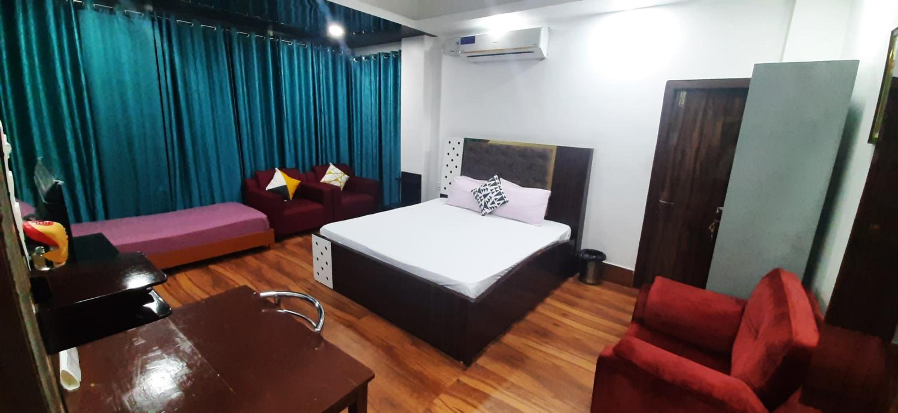 Superior King Suite photo 1