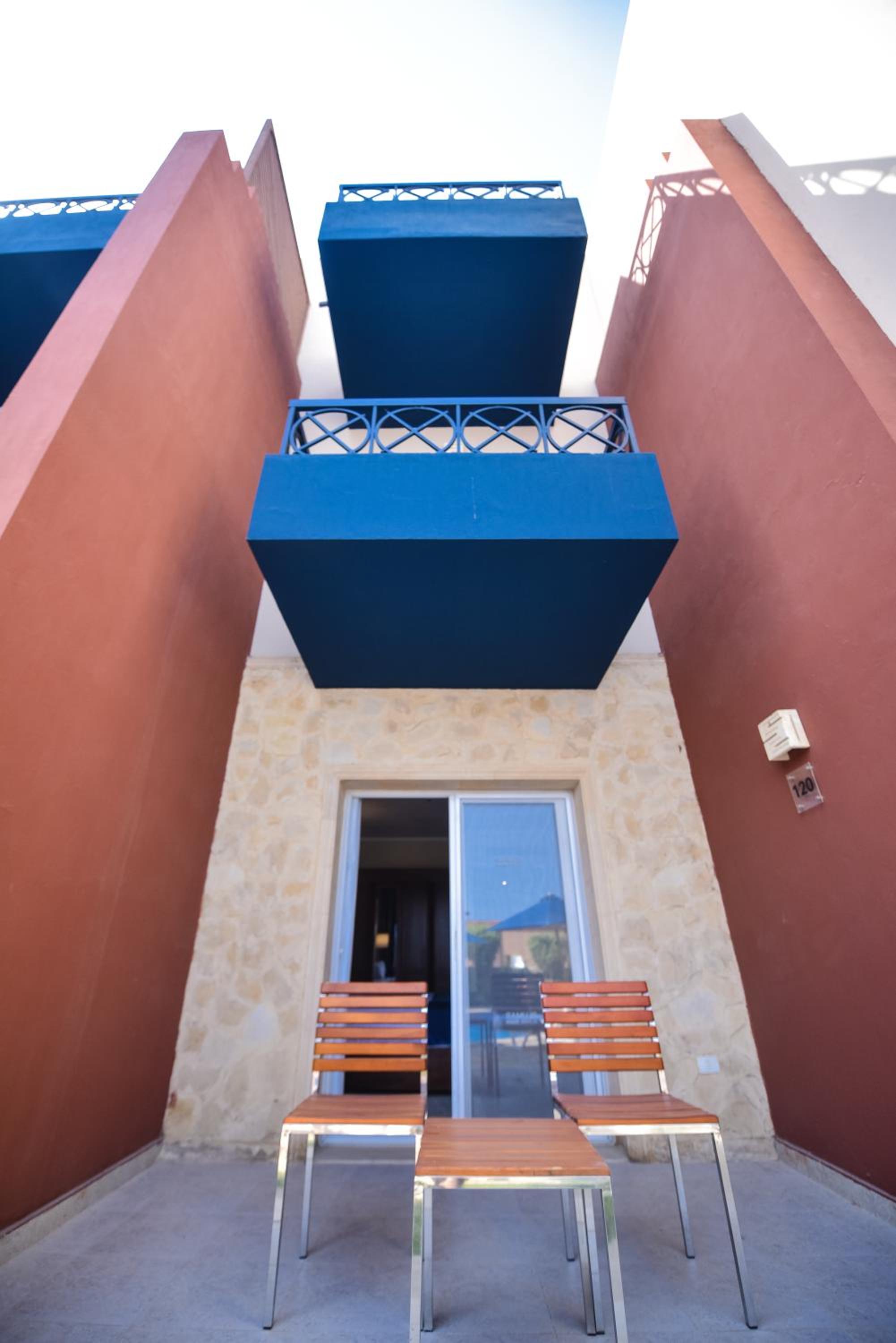 Double or Twin Room with Pool View - Photo 4