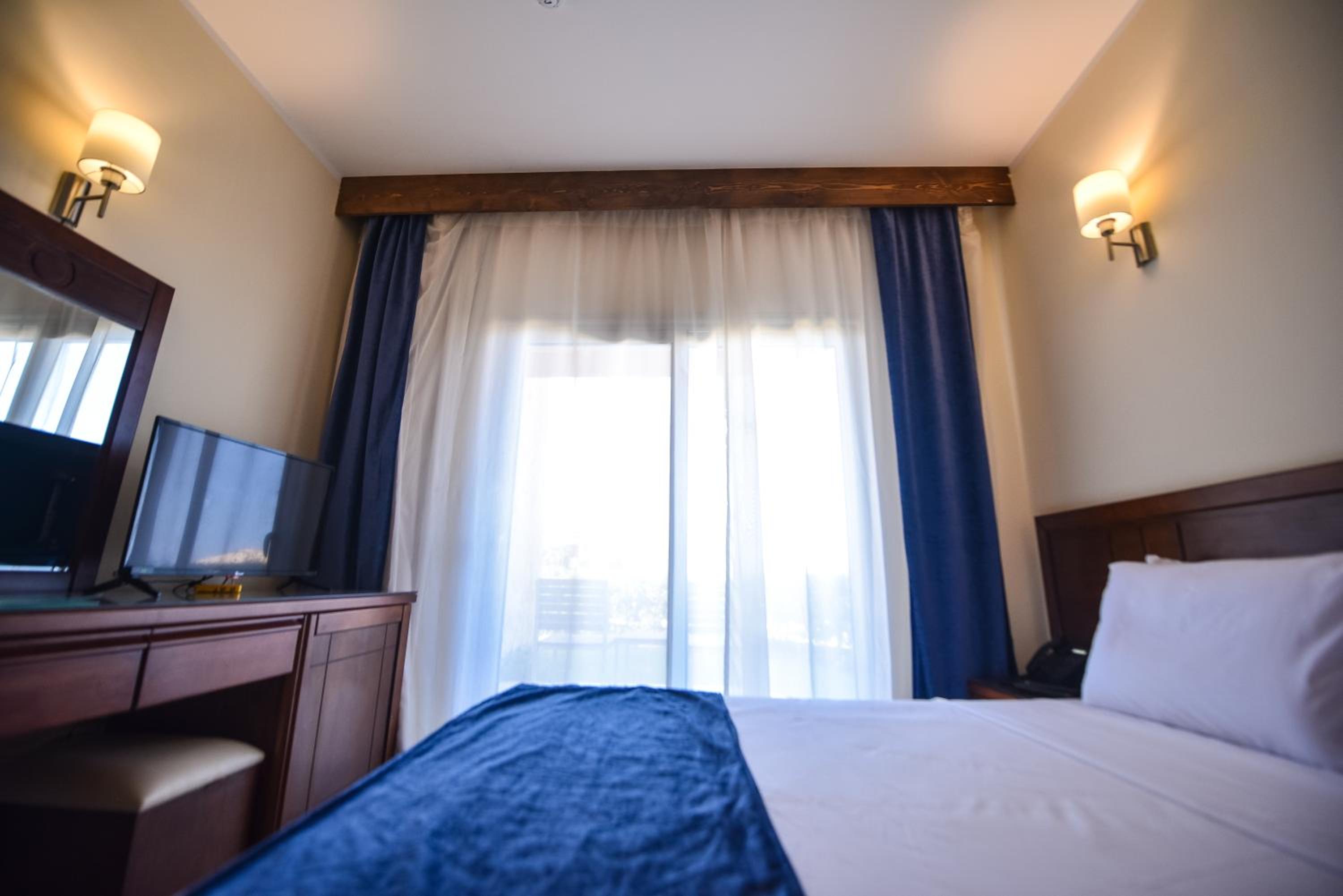 Deluxe Double Room with Side Sea View - Photo 1
