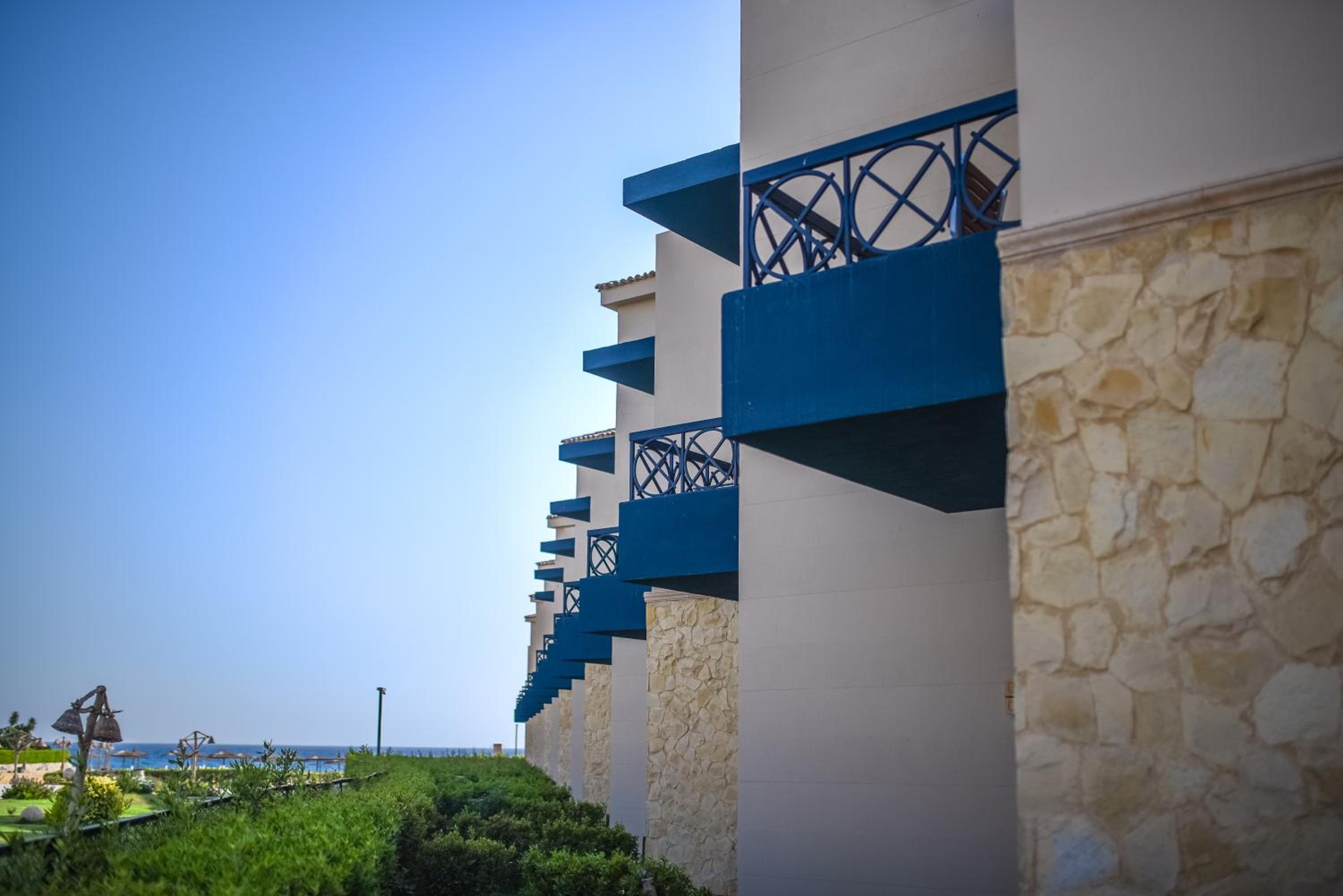 Deluxe Double Room with Side Sea View - Photo 4