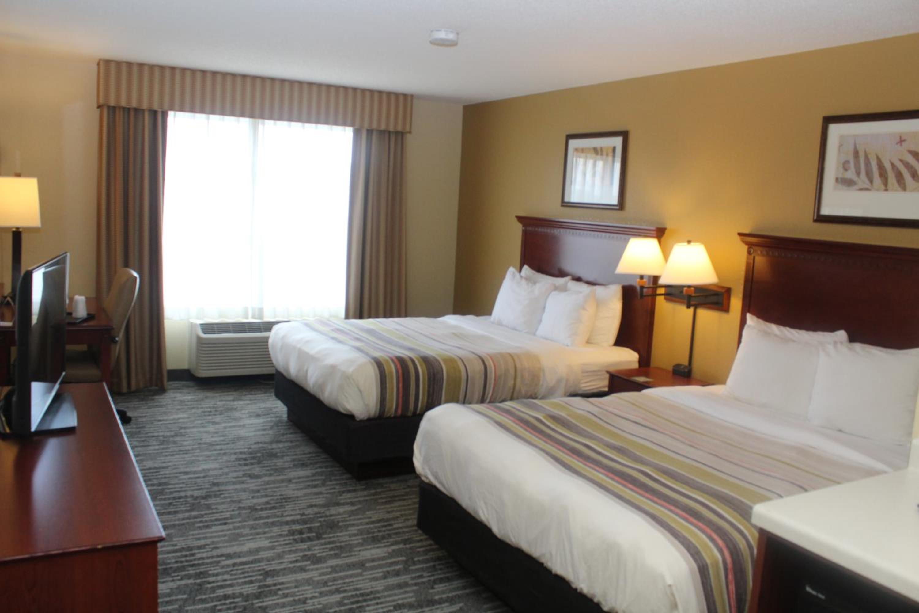 Queen Room with Two Queen Beds - Photo 4