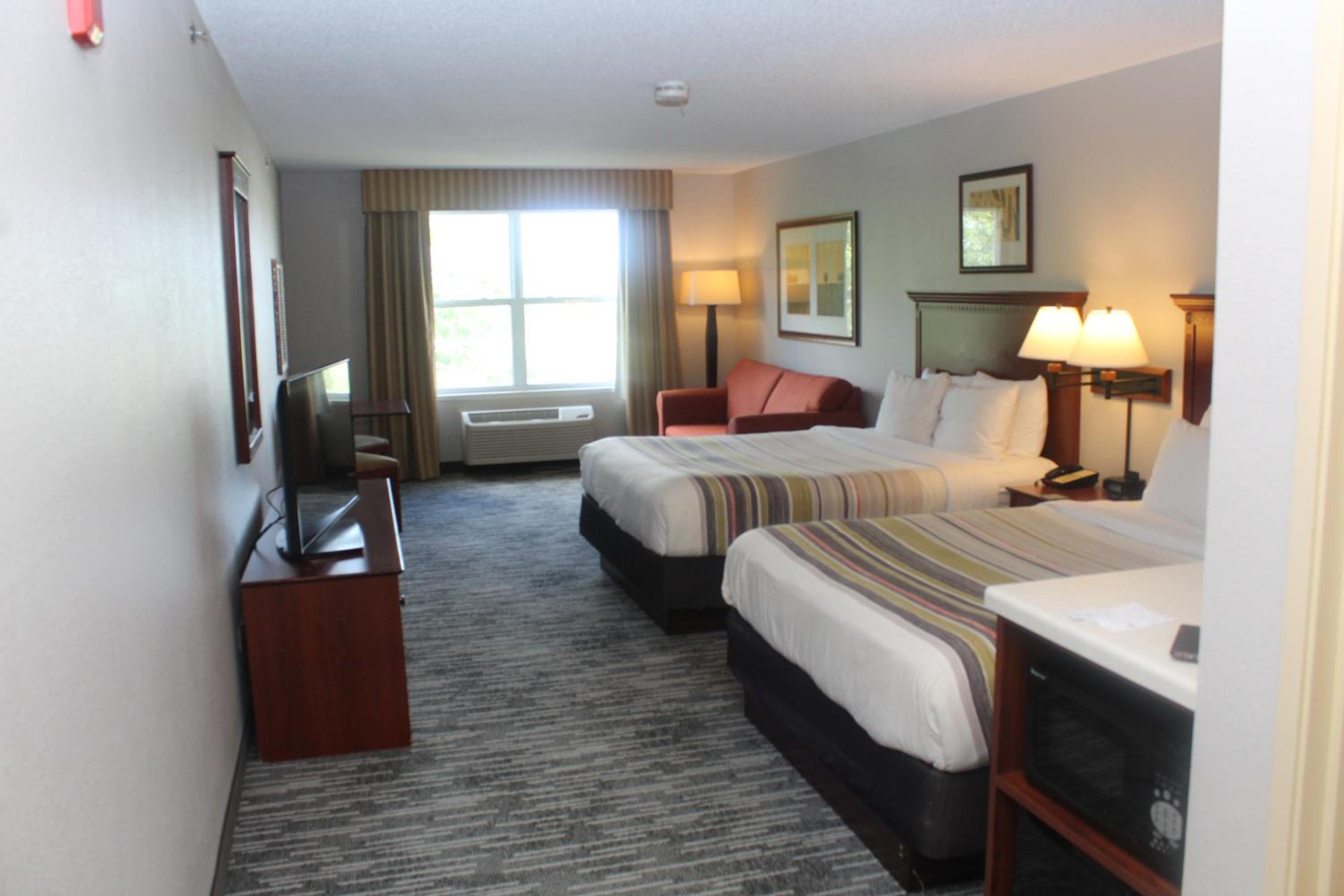 Queen Room with Two Queen Beds and Sofa Bed - Photo 6