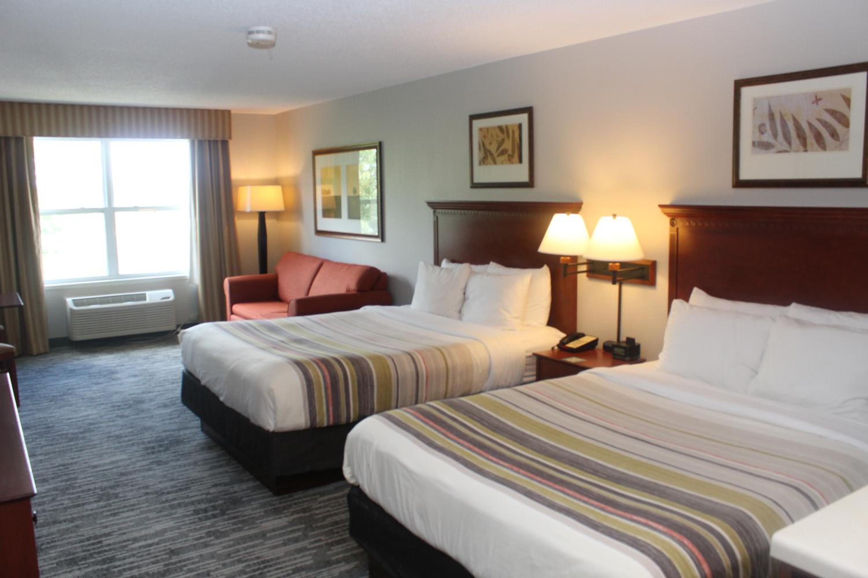 Queen Room with Two Queen Beds and Sofa Bed - Photo 5