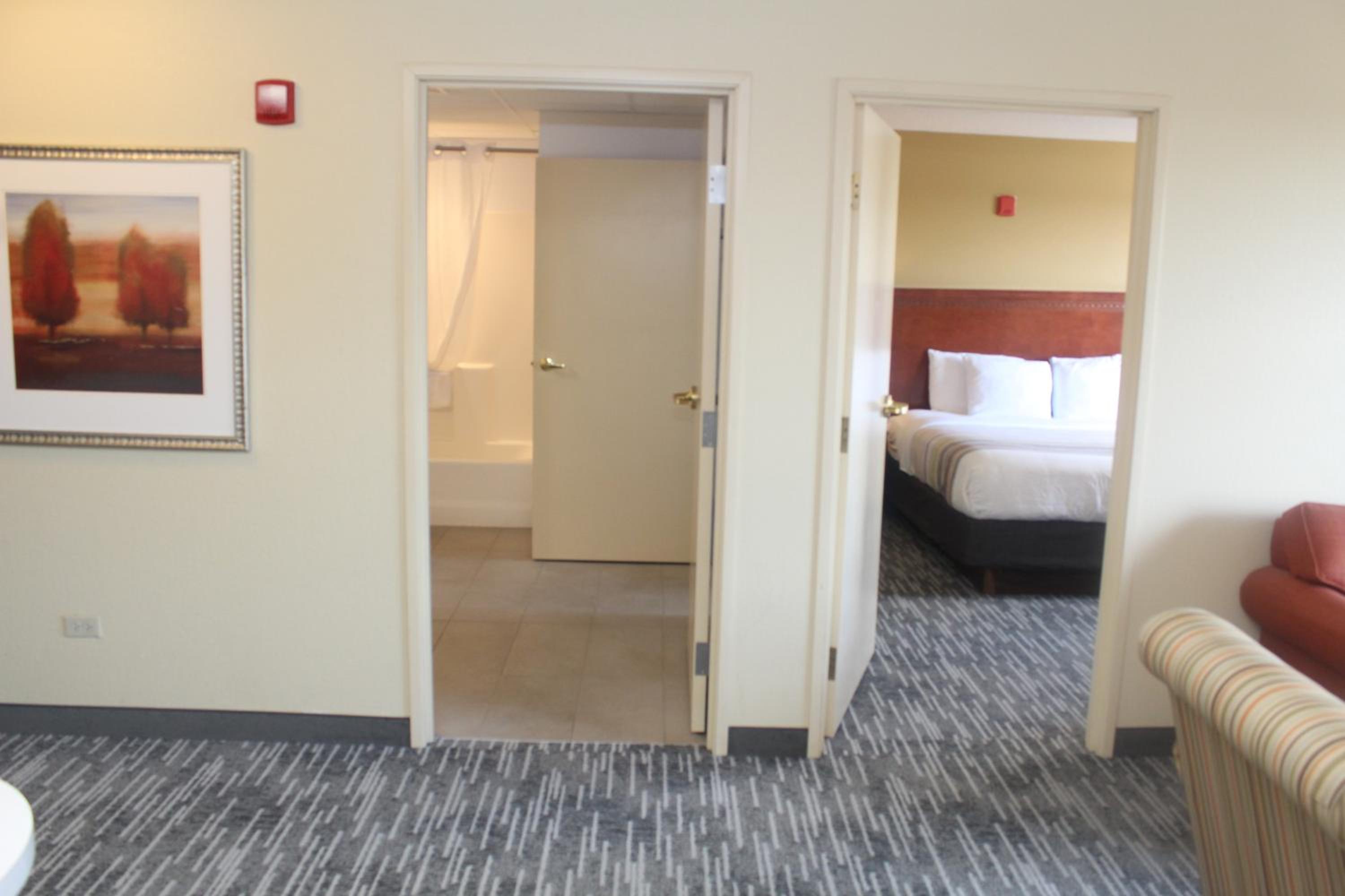 One-Bedroom King Suite - Photo 3