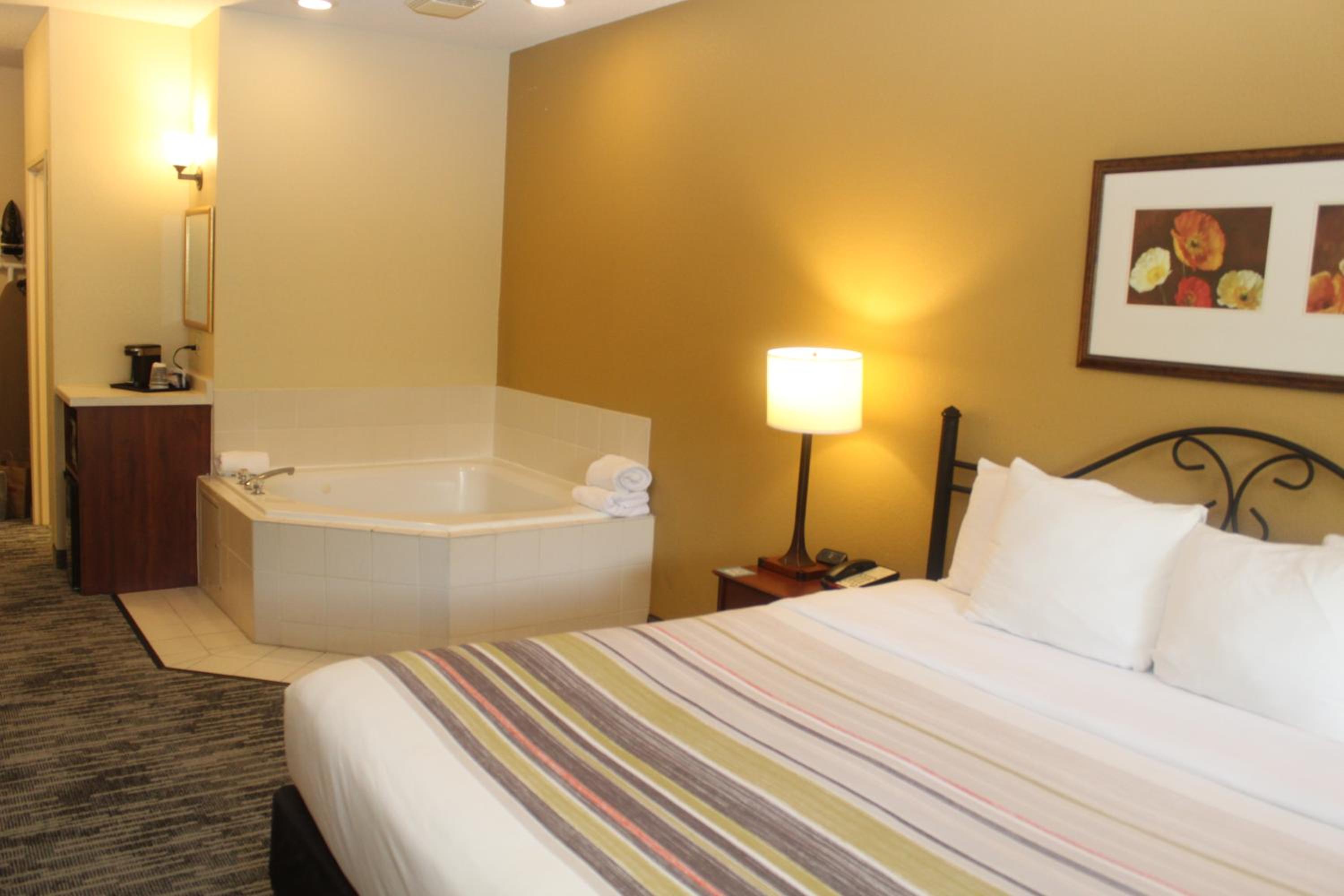 King Suite with Whirlpool - Non-Smoking - Photo 5