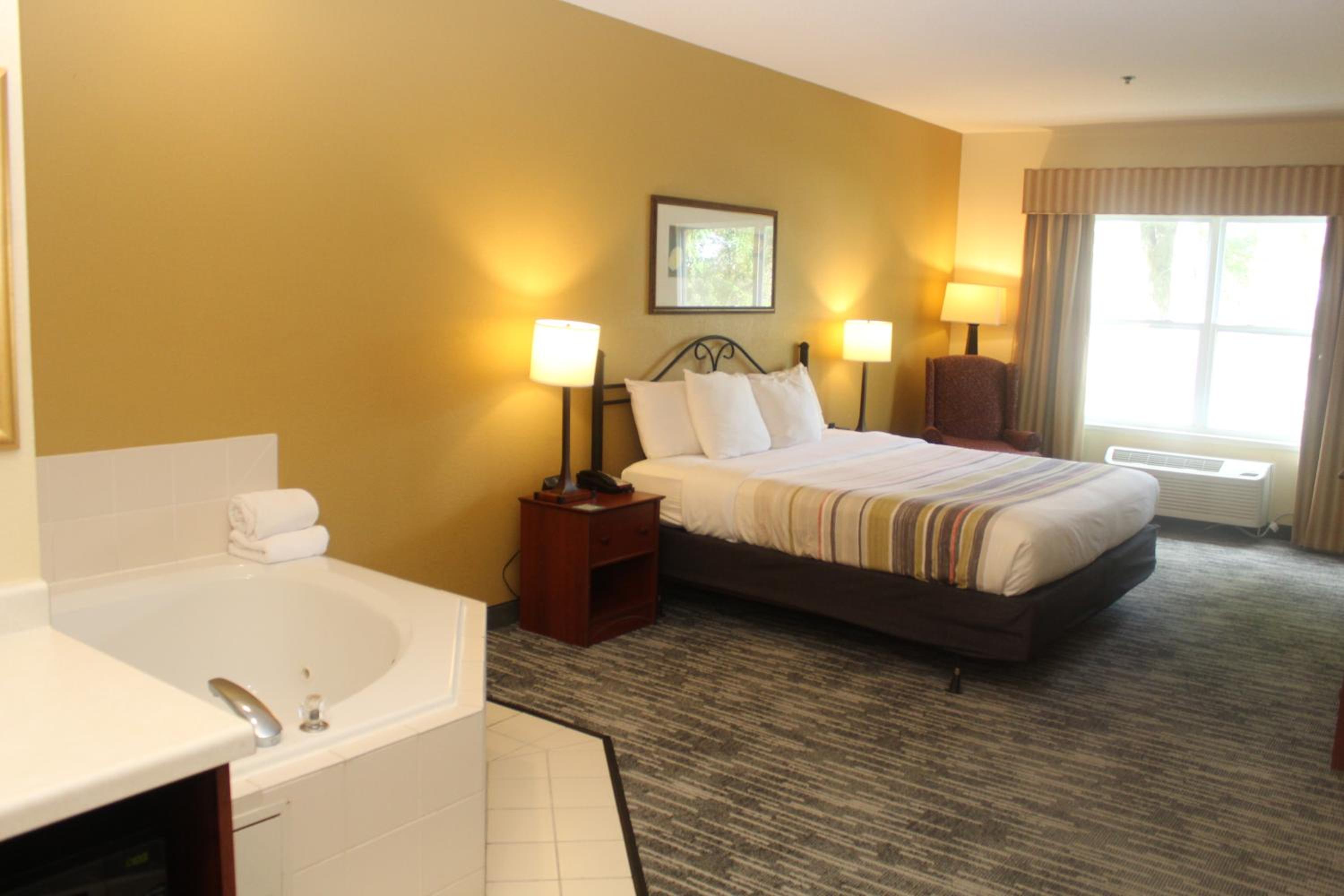 King Suite with Whirlpool - Non-Smoking - Photo 4