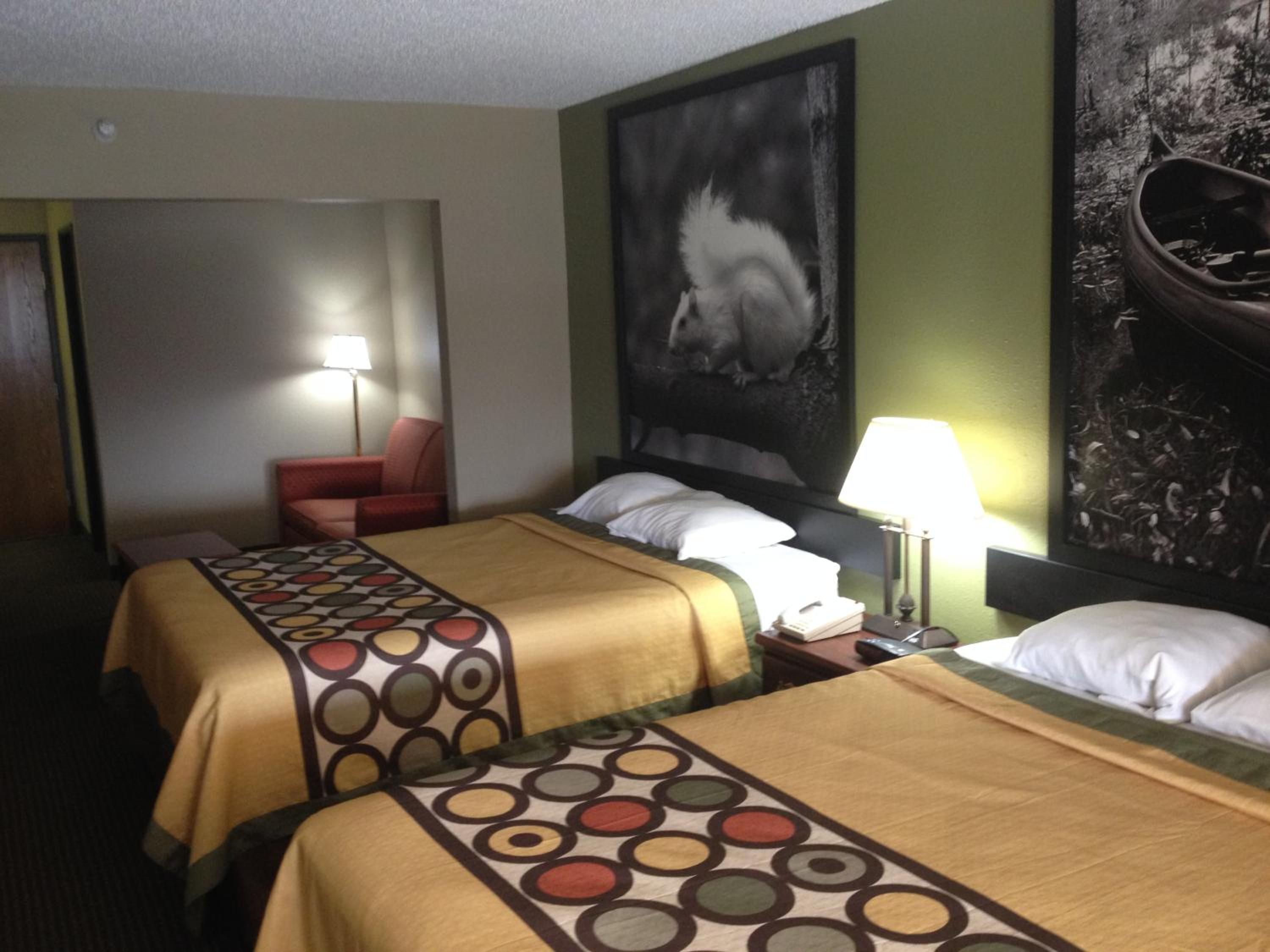 Queen Room with Two Queen Beds - Non-Smoking - Photo 2