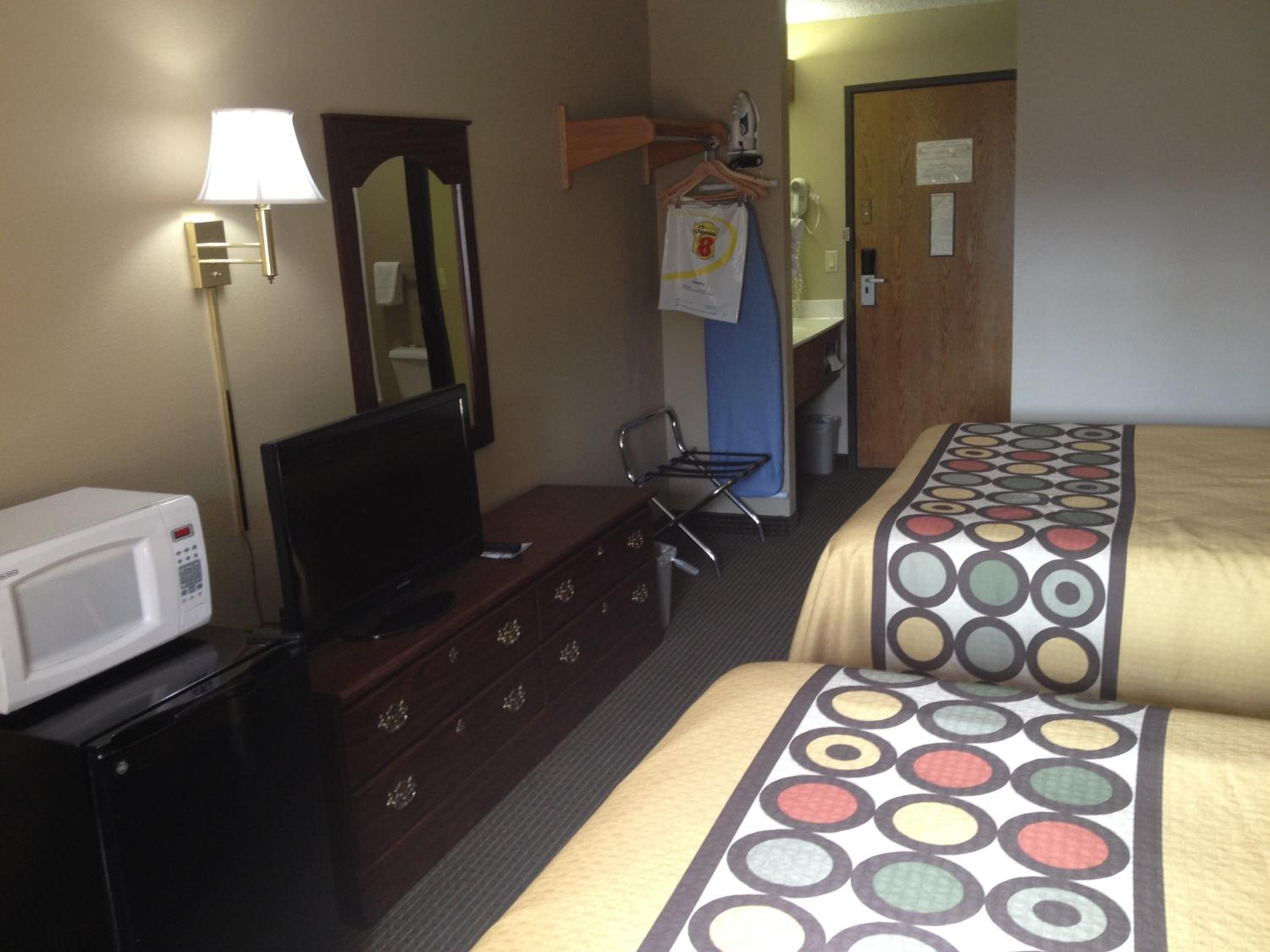 Queen Room with Two Queen Beds - Non-Smoking - Photo 7