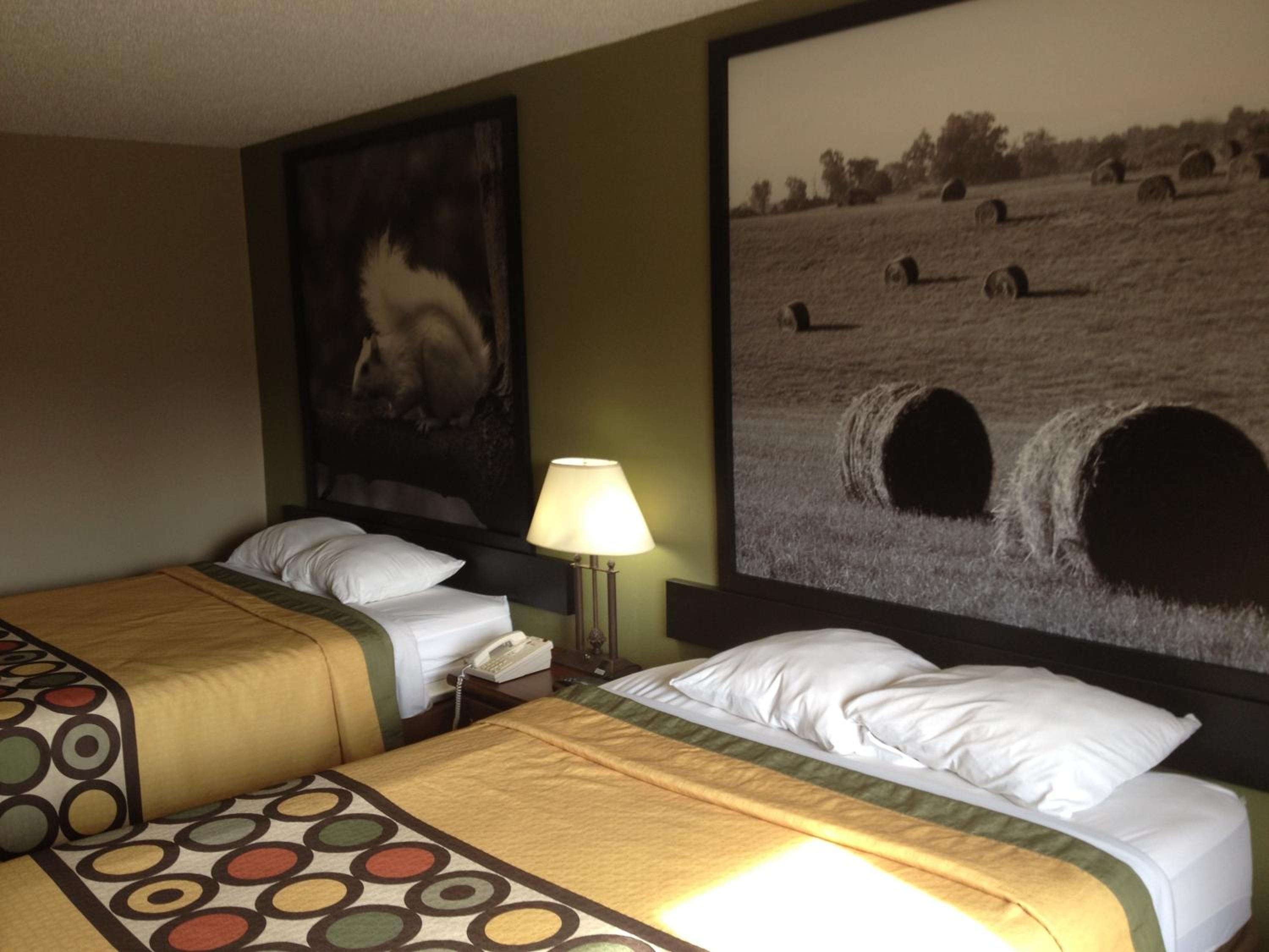 Queen Room with Two Queen Beds - Non-Smoking - Photo 3