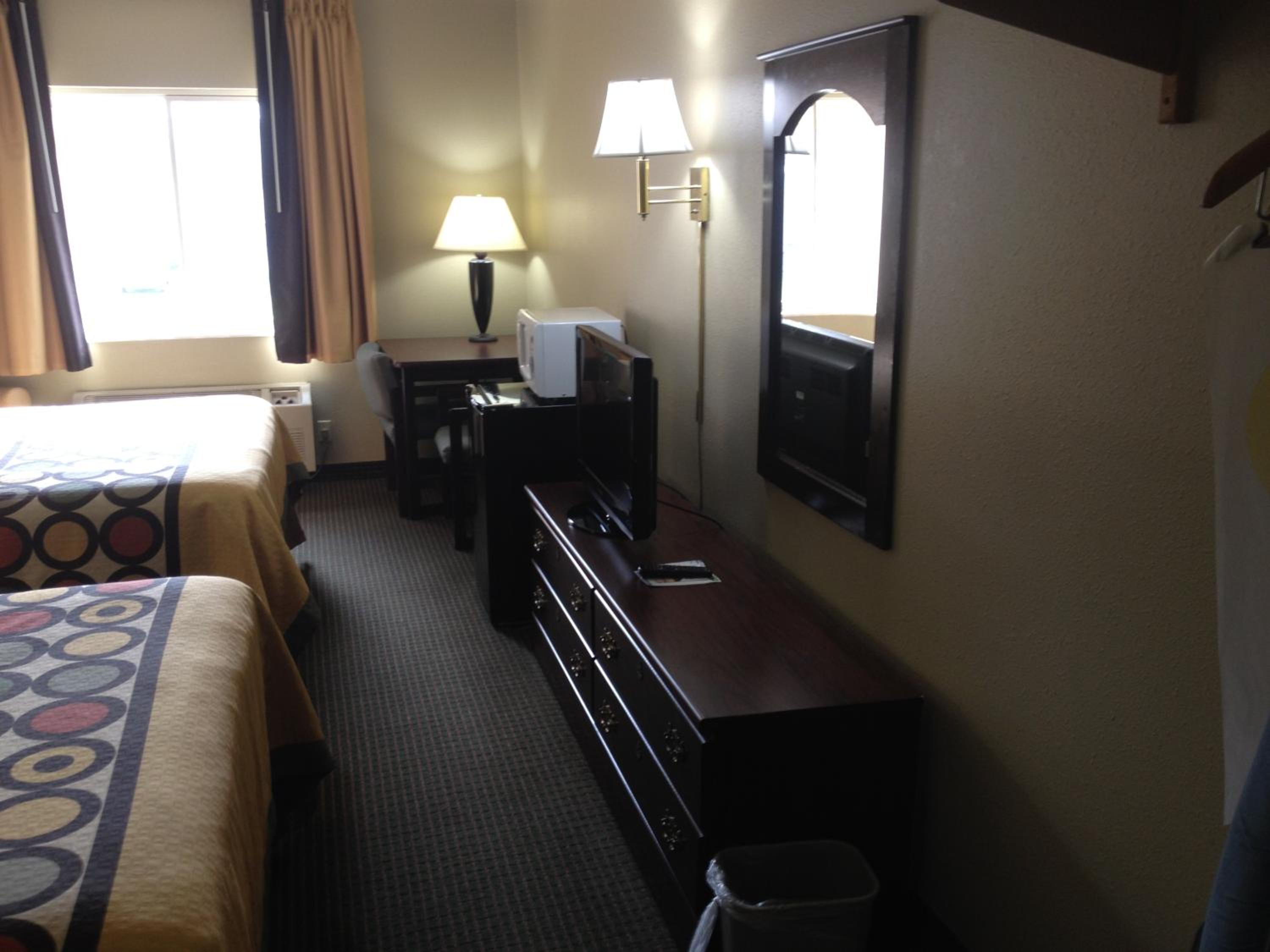 Queen Room with Two Queen Beds - Non-Smoking - Photo 6
