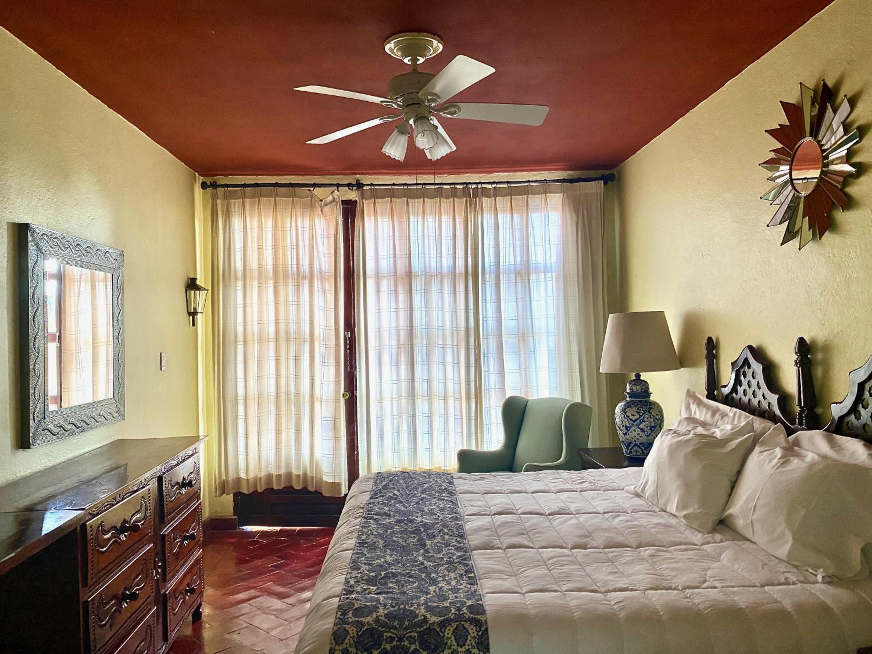 Standard King Room - Photo 7