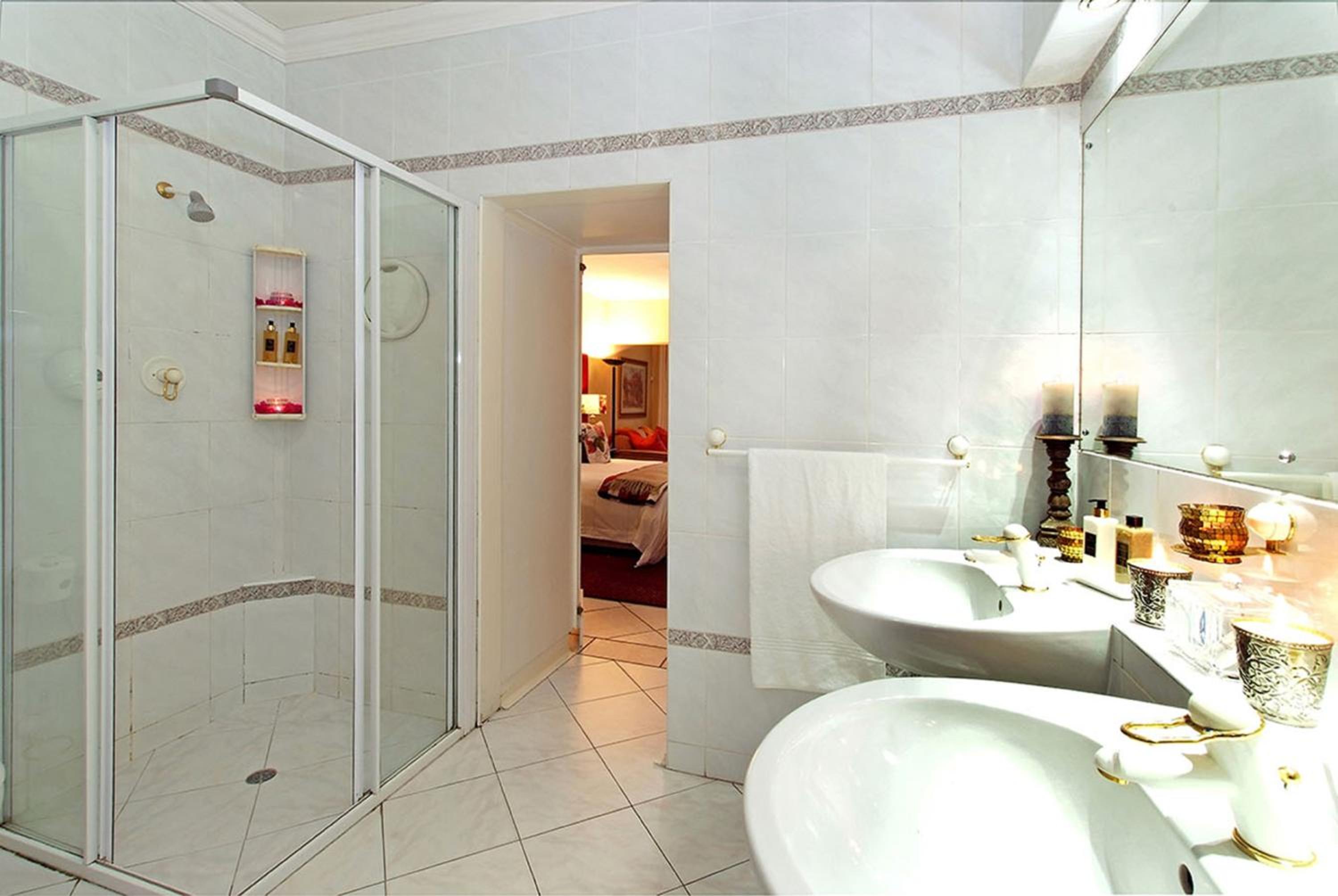 Self Catering Twin/Double Room - Photo 20
