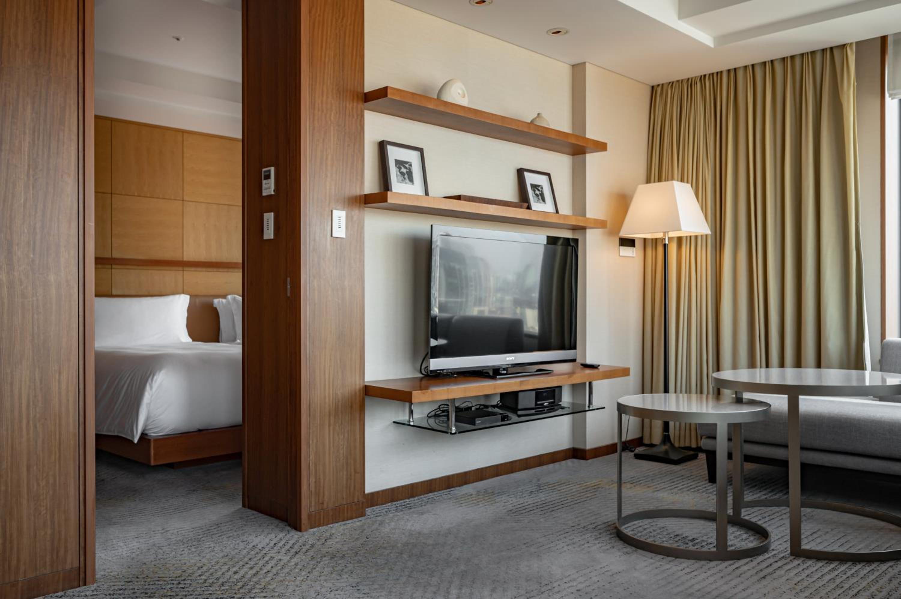 One-Bedroom Twin Suite with Two Twin Beds - Club Lounge Access