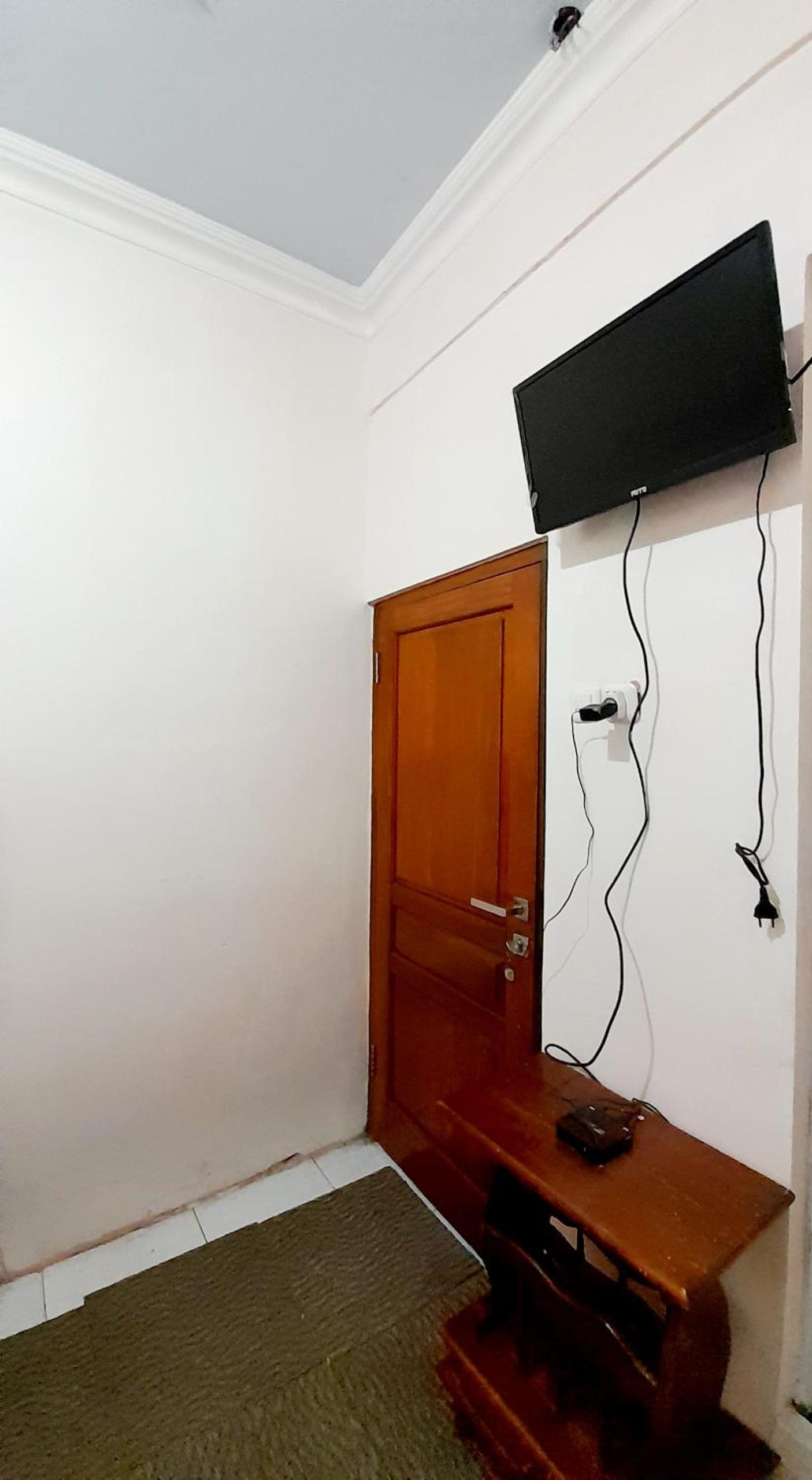 Standard Double Room with Shared Bathroom - Photo 3
