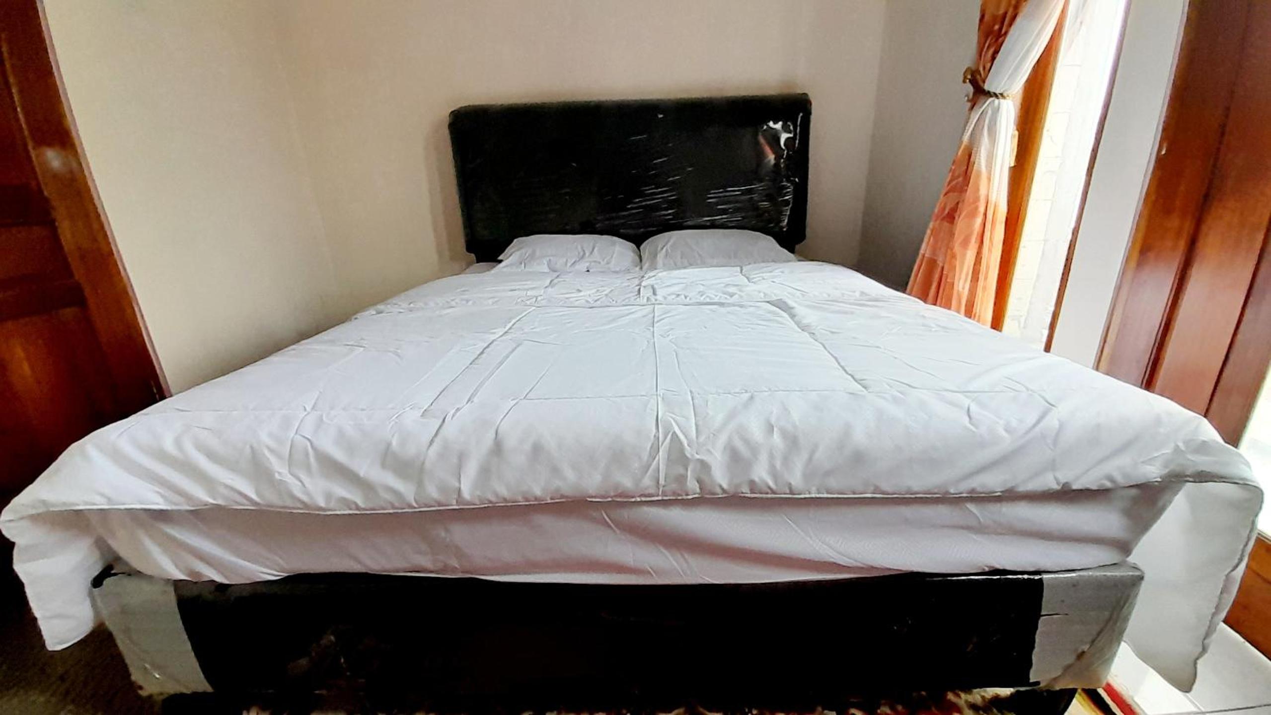 Standard Double Room with Shared Bathroom - Photo 4