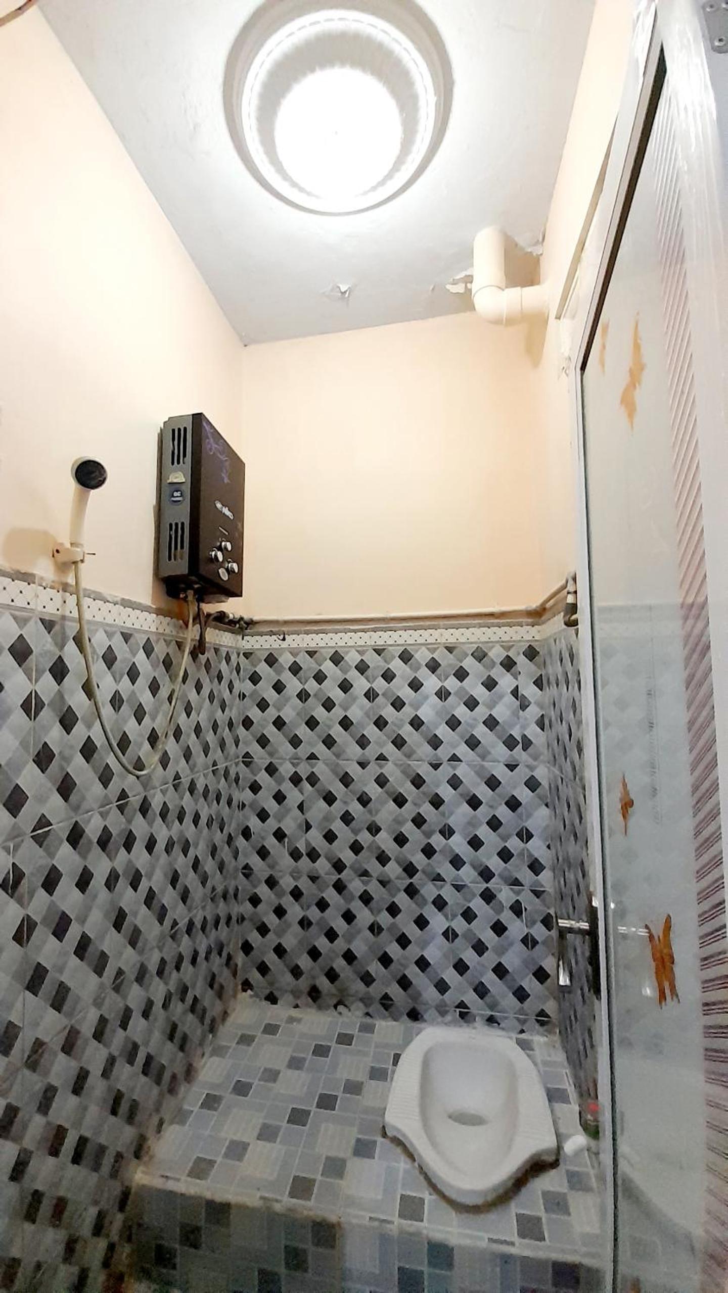 Standard Double Room with Shared Bathroom - Photo 2