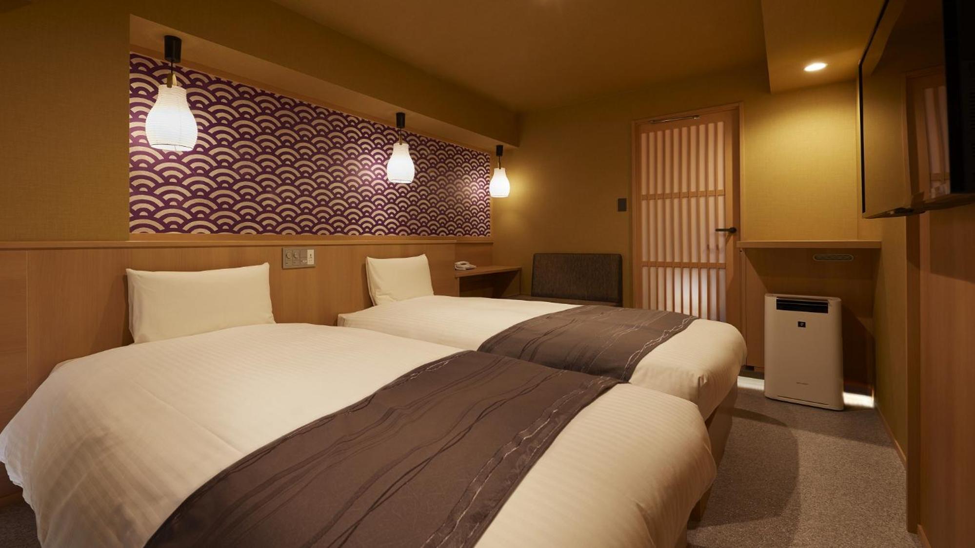 Twin Room with Shower - Late Check-in 20:00