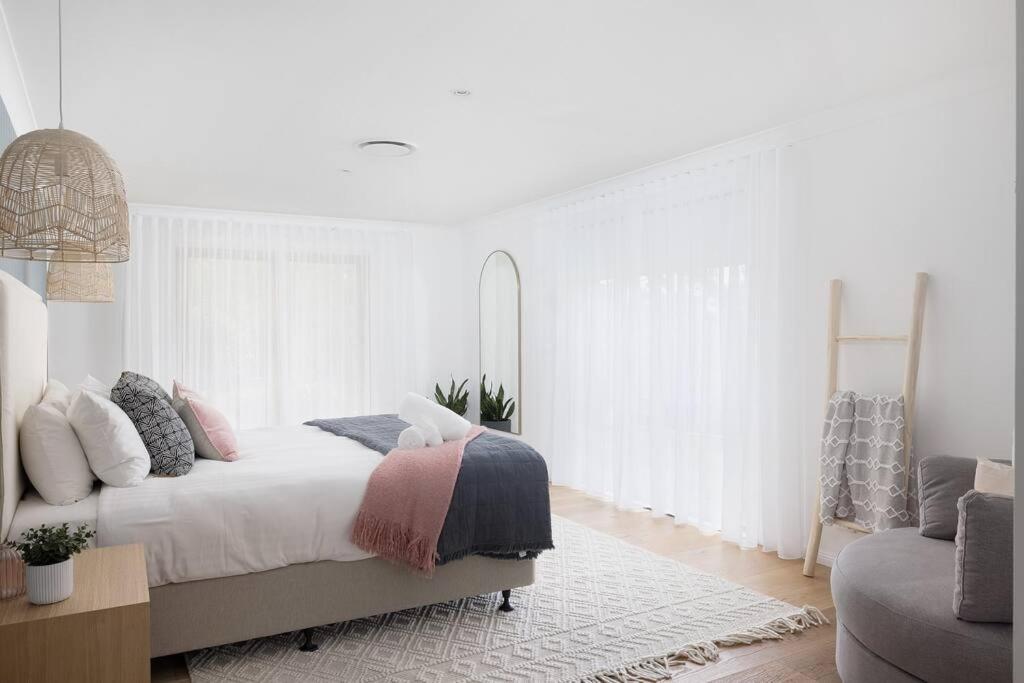 Five-Bedroom House photo 1