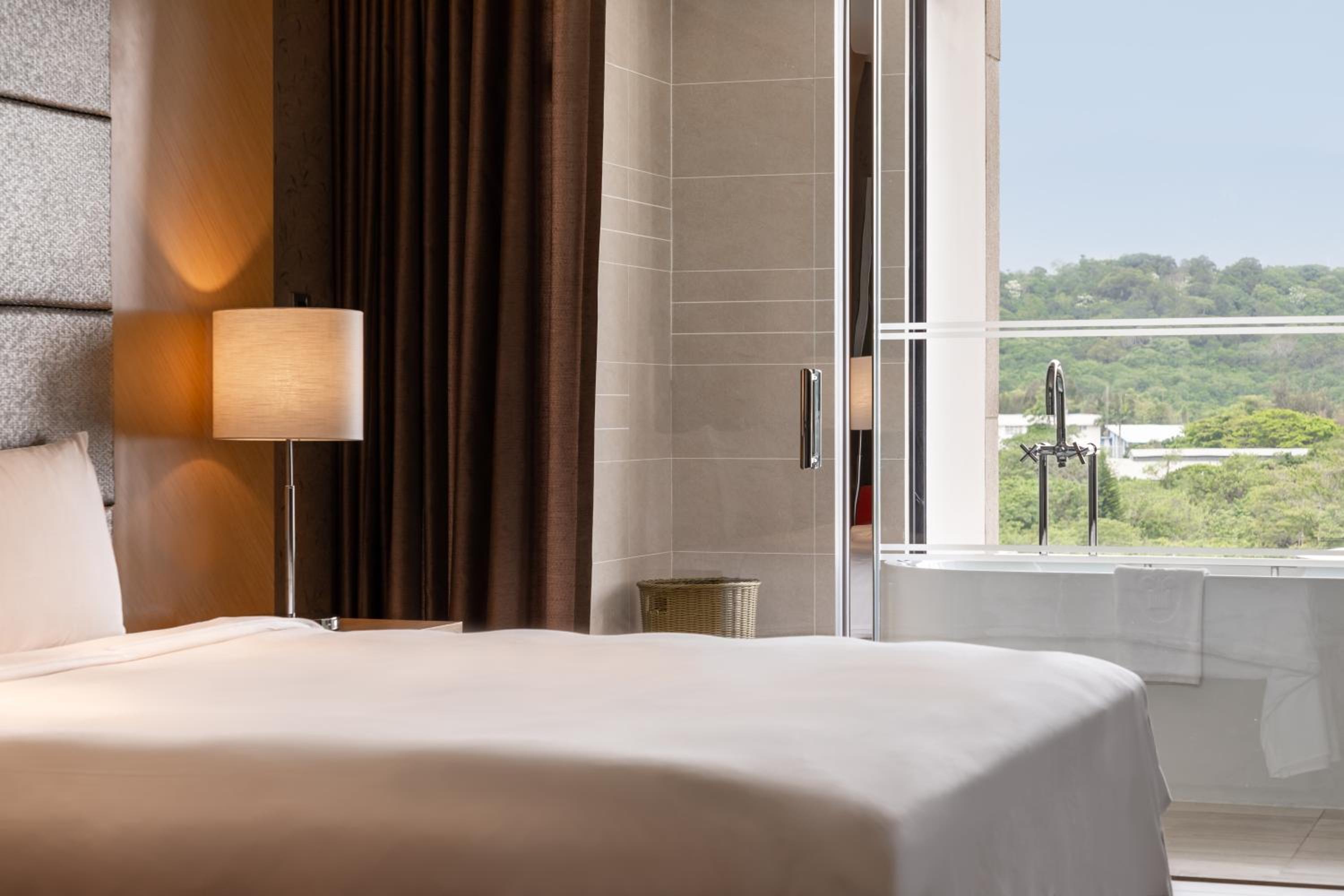 Premier King Room with Mountain View - Photo 3