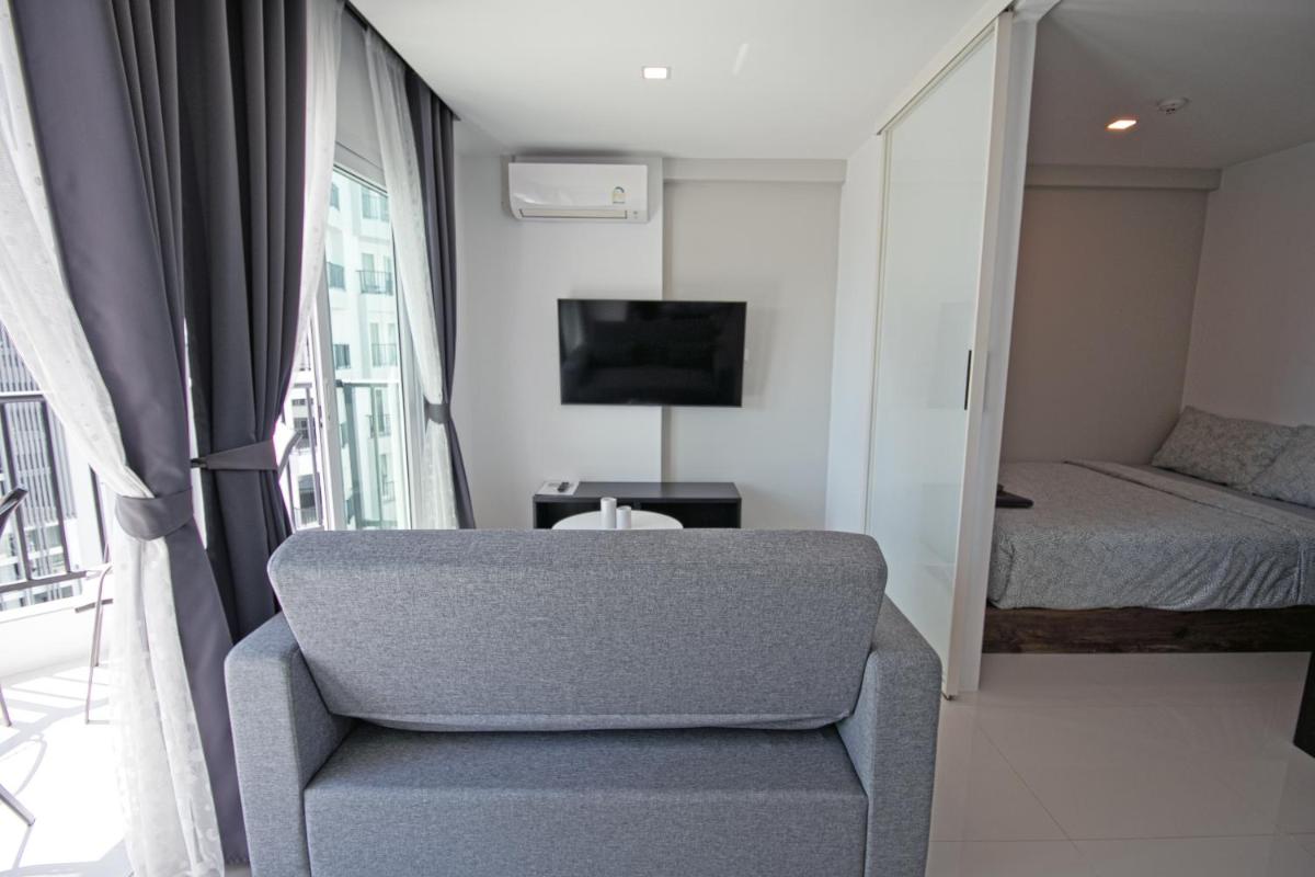 Junior Suite with Pool View - Photo 10