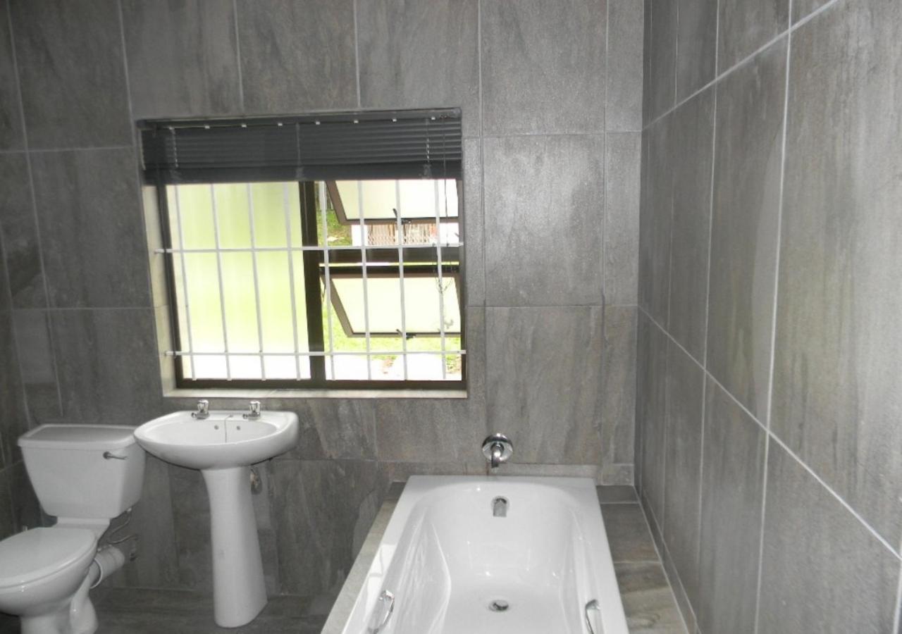 Deluxe Family Suite - Photo 3