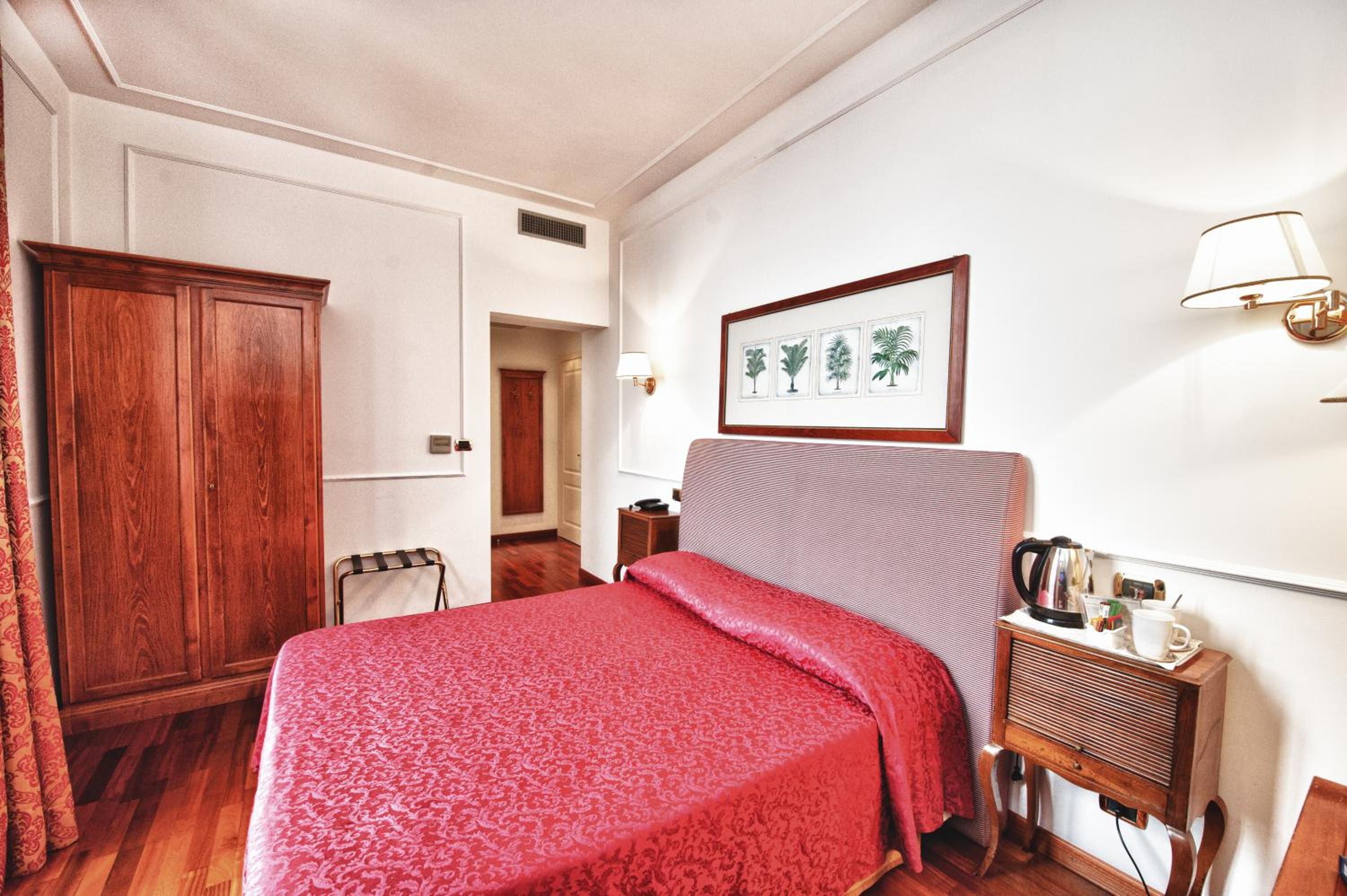 Basic Double Room - Partial Lake View photo 3
