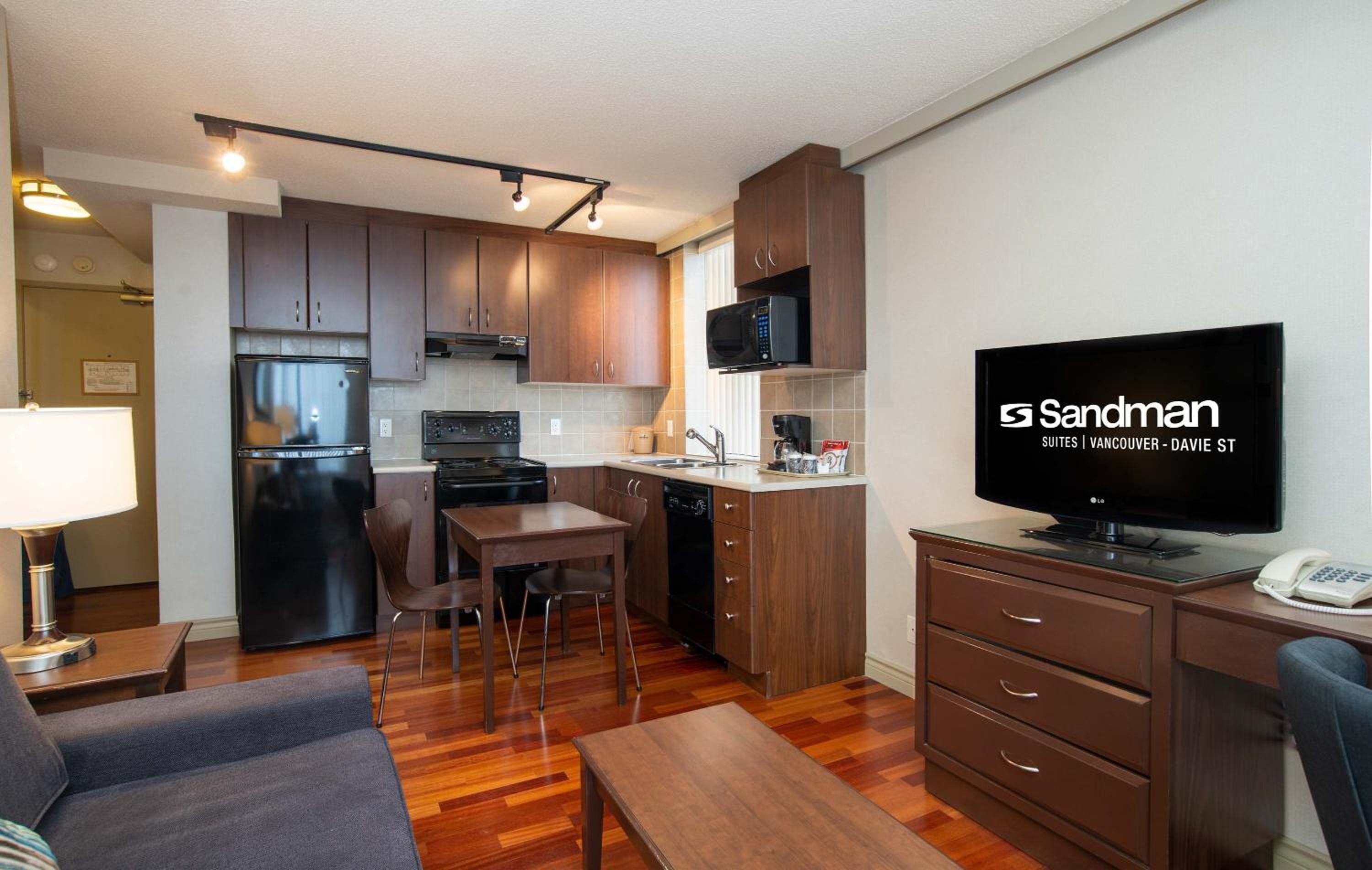 Ocean View Suite, 1 King Bed, Sofa Bed, Kitchen, W/D, Balcony - Photo 7