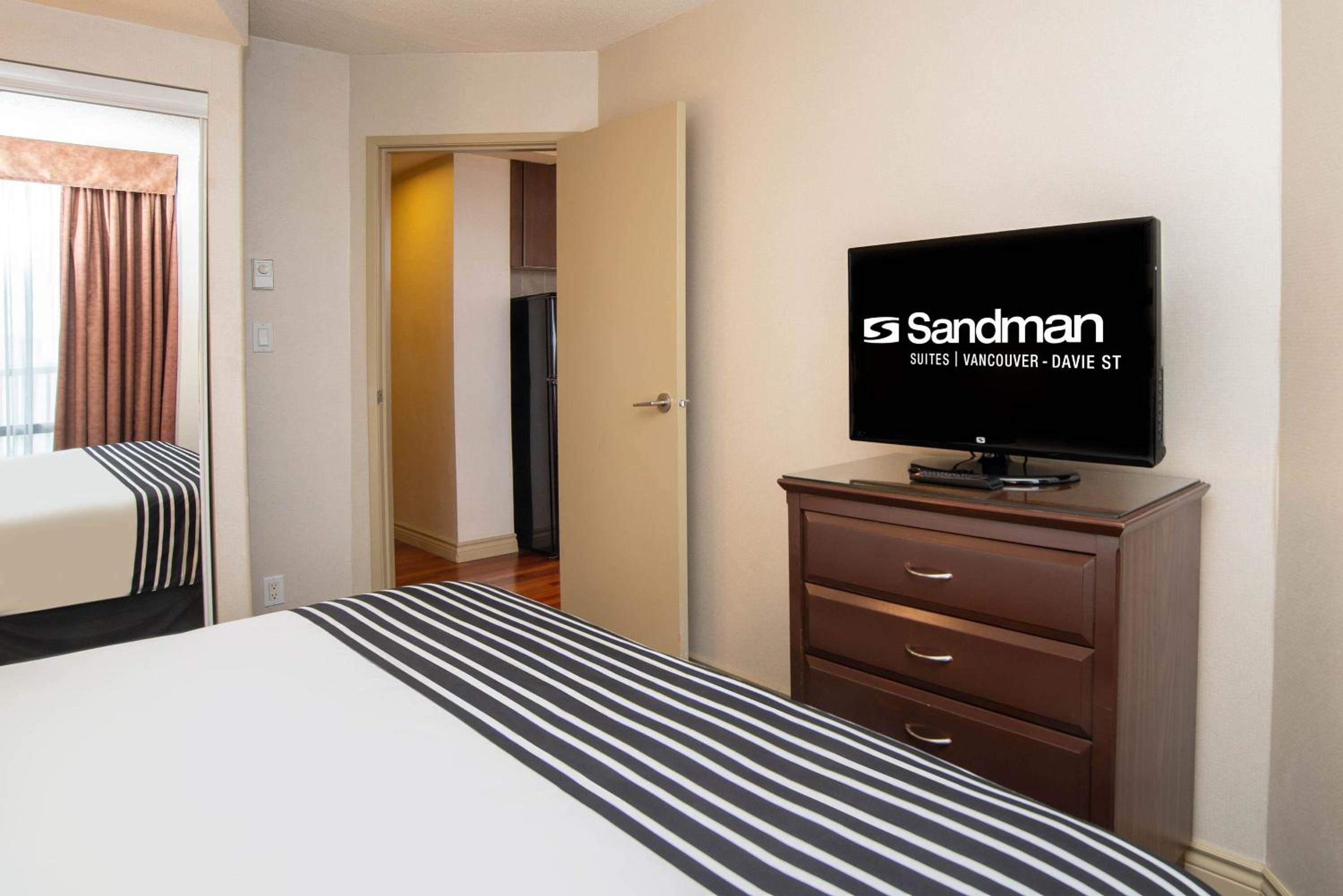 Ocean View Suite, 1 King Bed, Sofa Bed, Kitchen, W/D, Balcony - Photo 5