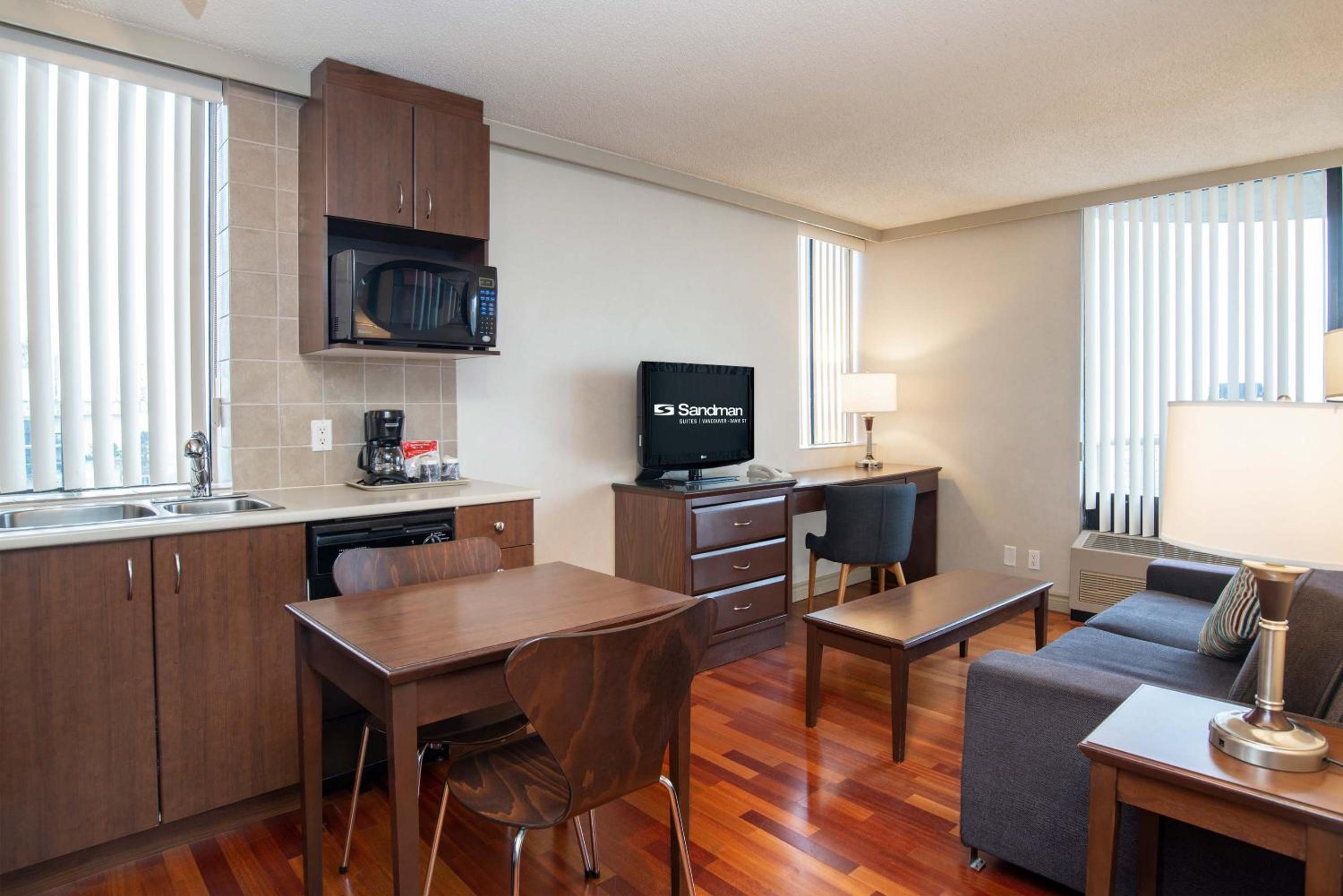 Ocean View Suite, 1 King Bed, Sofa Bed, Kitchen, W/D, Balcony - Photo 3