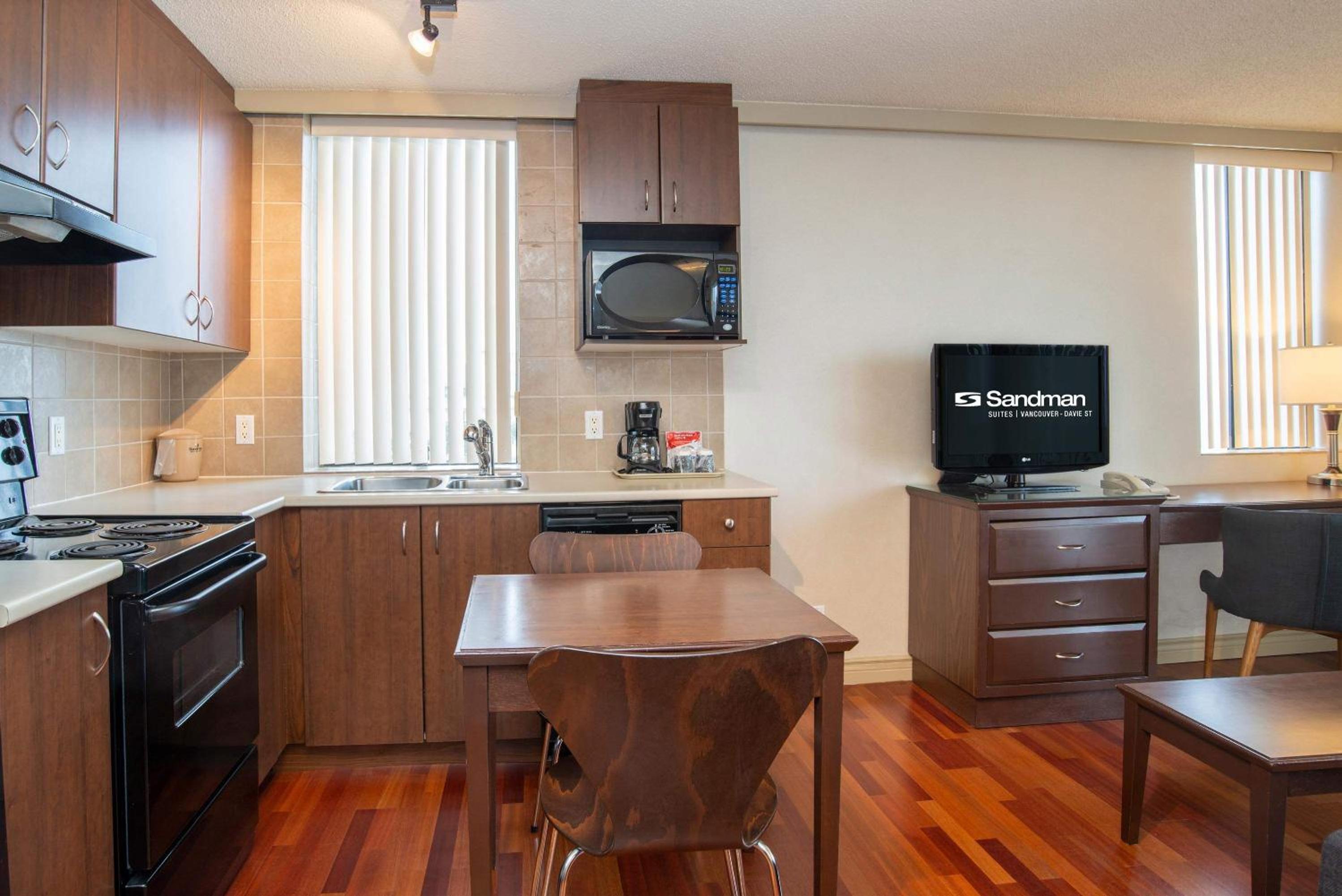 Ocean View Suite, 1 King Bed, Sofa Bed, Kitchen, W/D, Balcony - Photo 4