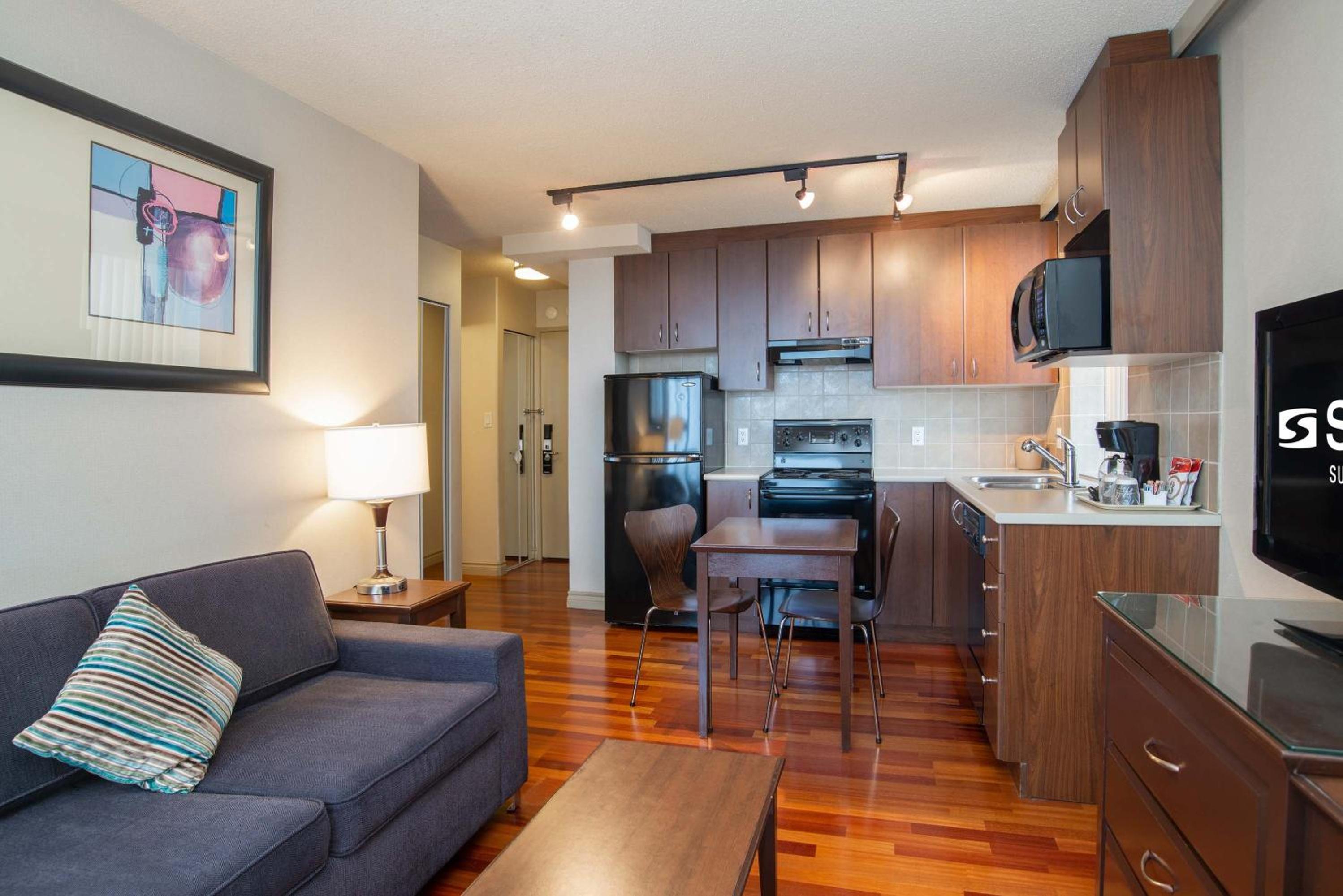 Ocean View Suite, 1 King Bed, Sofa Bed, Kitchen, W/D, Balcony - Photo 2