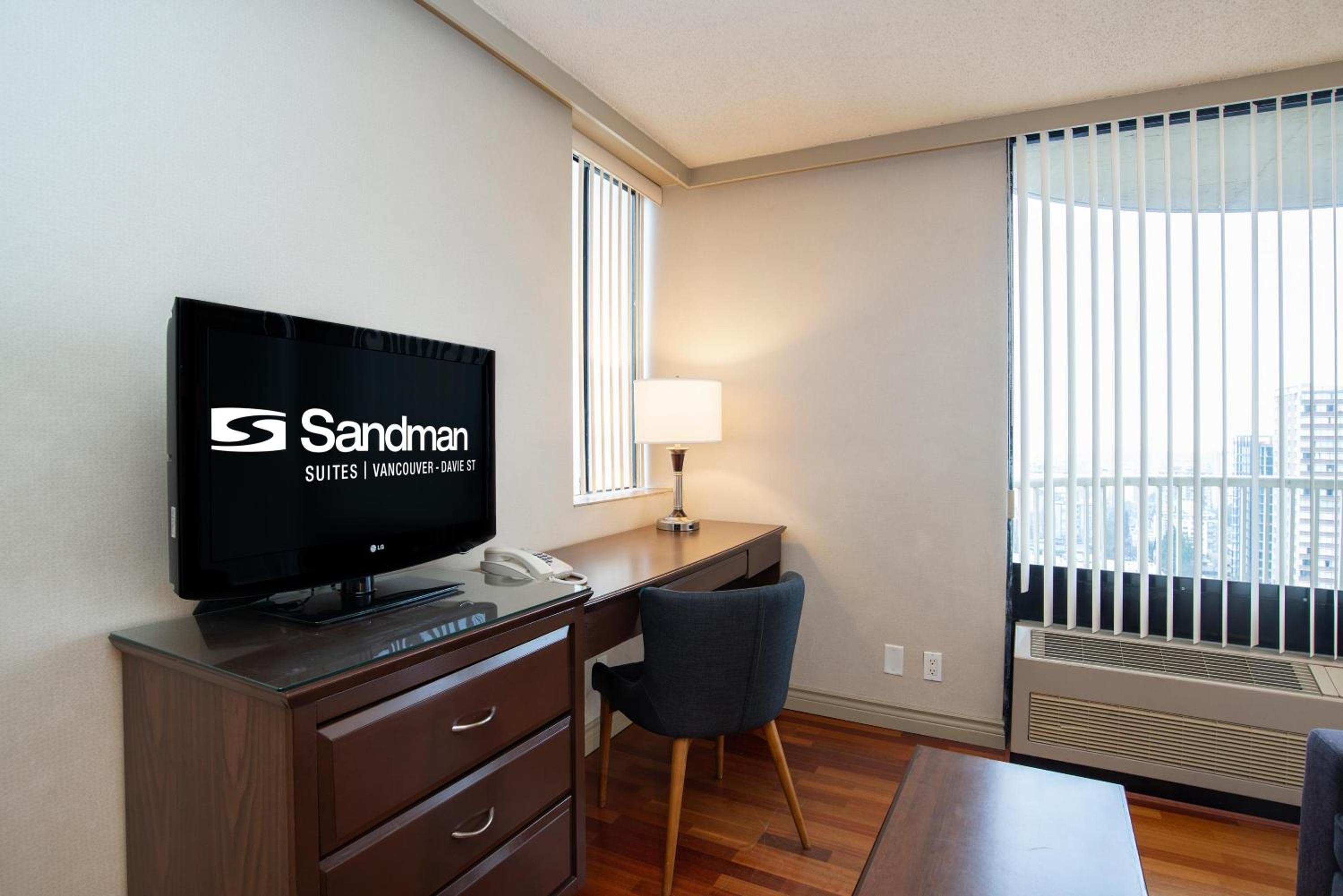 Ocean View Suite, 1 King Bed, Sofa Bed, Kitchen, W/D, Balcony - Photo 6