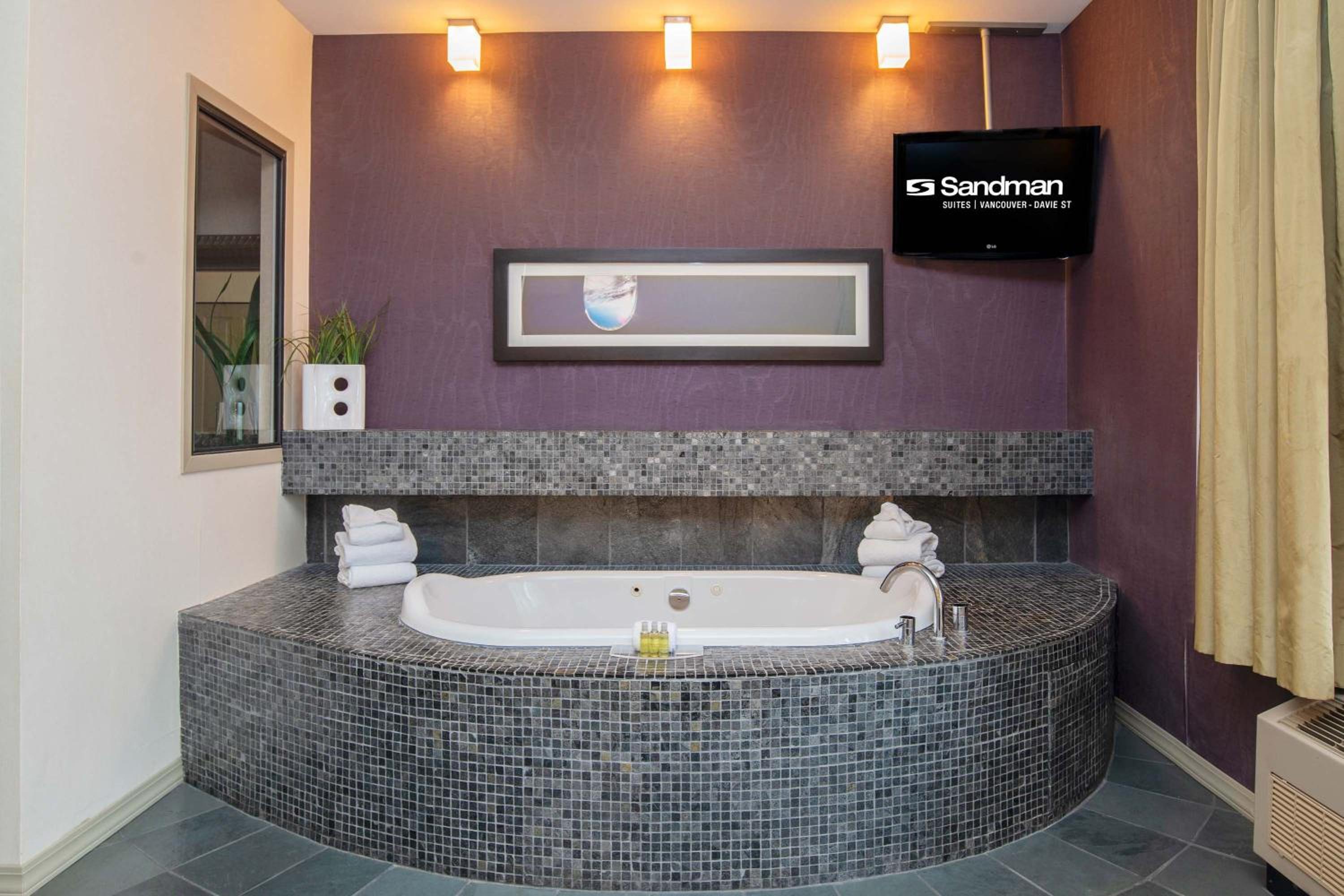 City View Penthouse Studio, 1 Queen Bed, Jacuzzi, Kitchen, Balcony - Photo 3