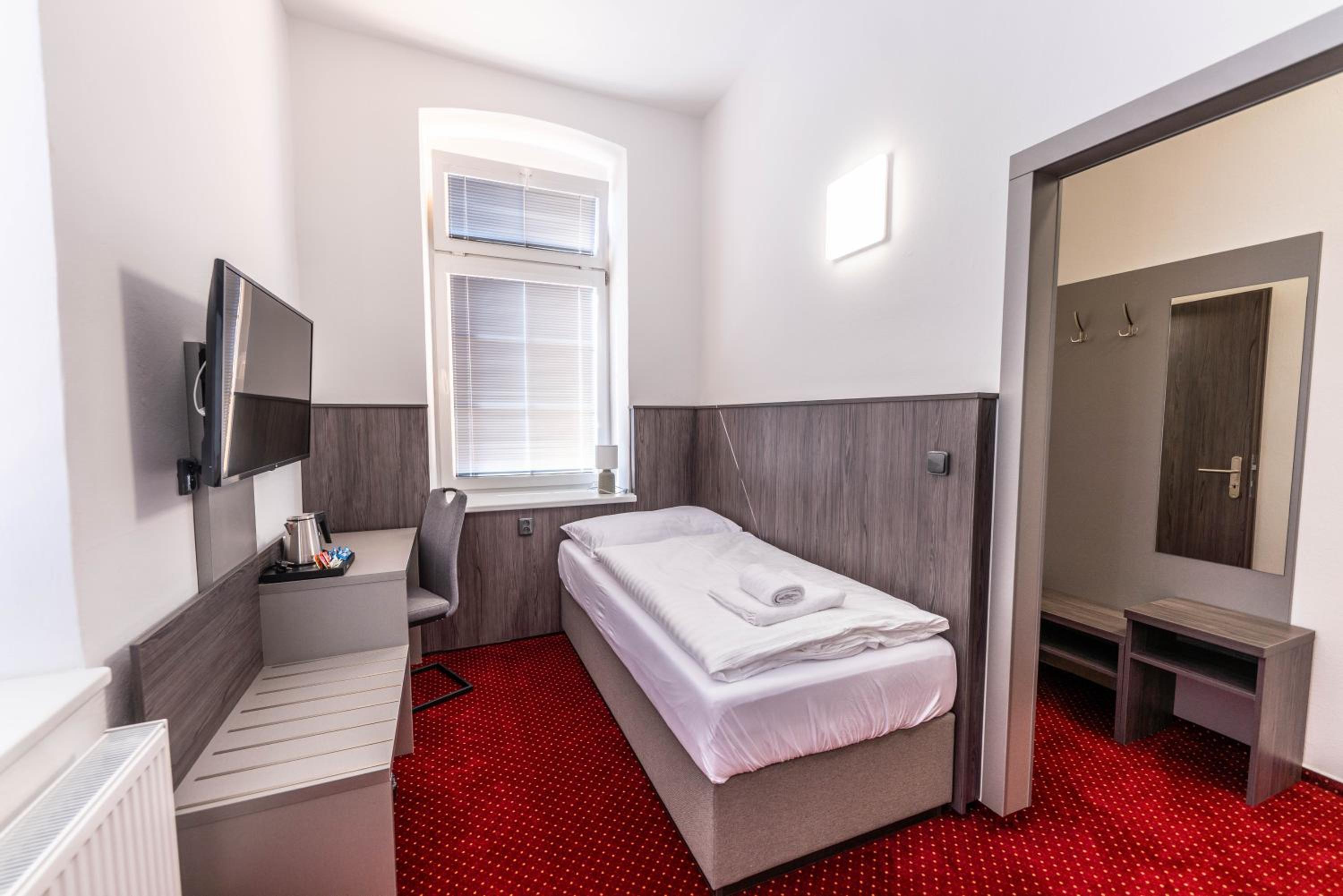 Single Room with Bathroom photo 2