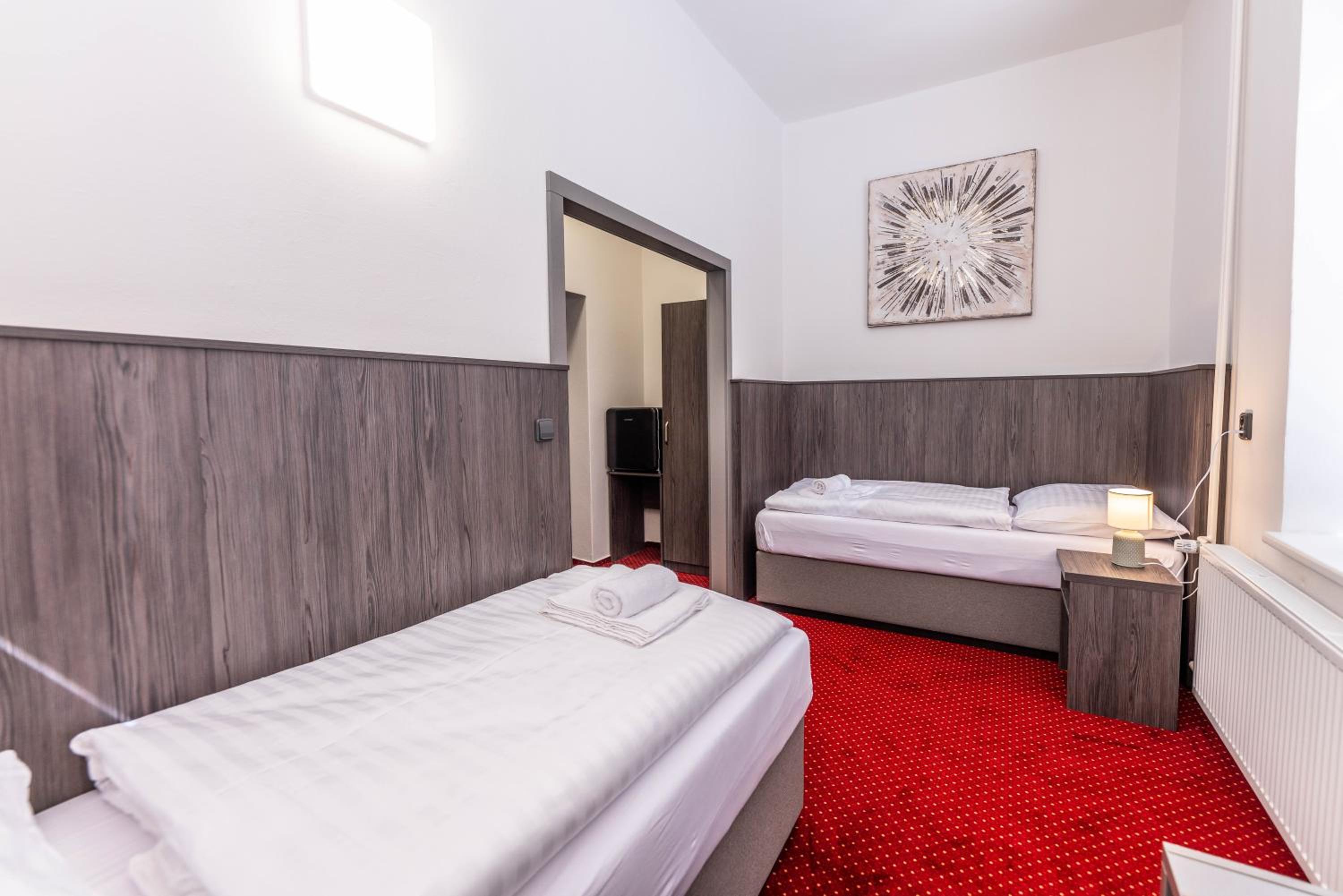 Twin Room with Private Bathroom photo 2