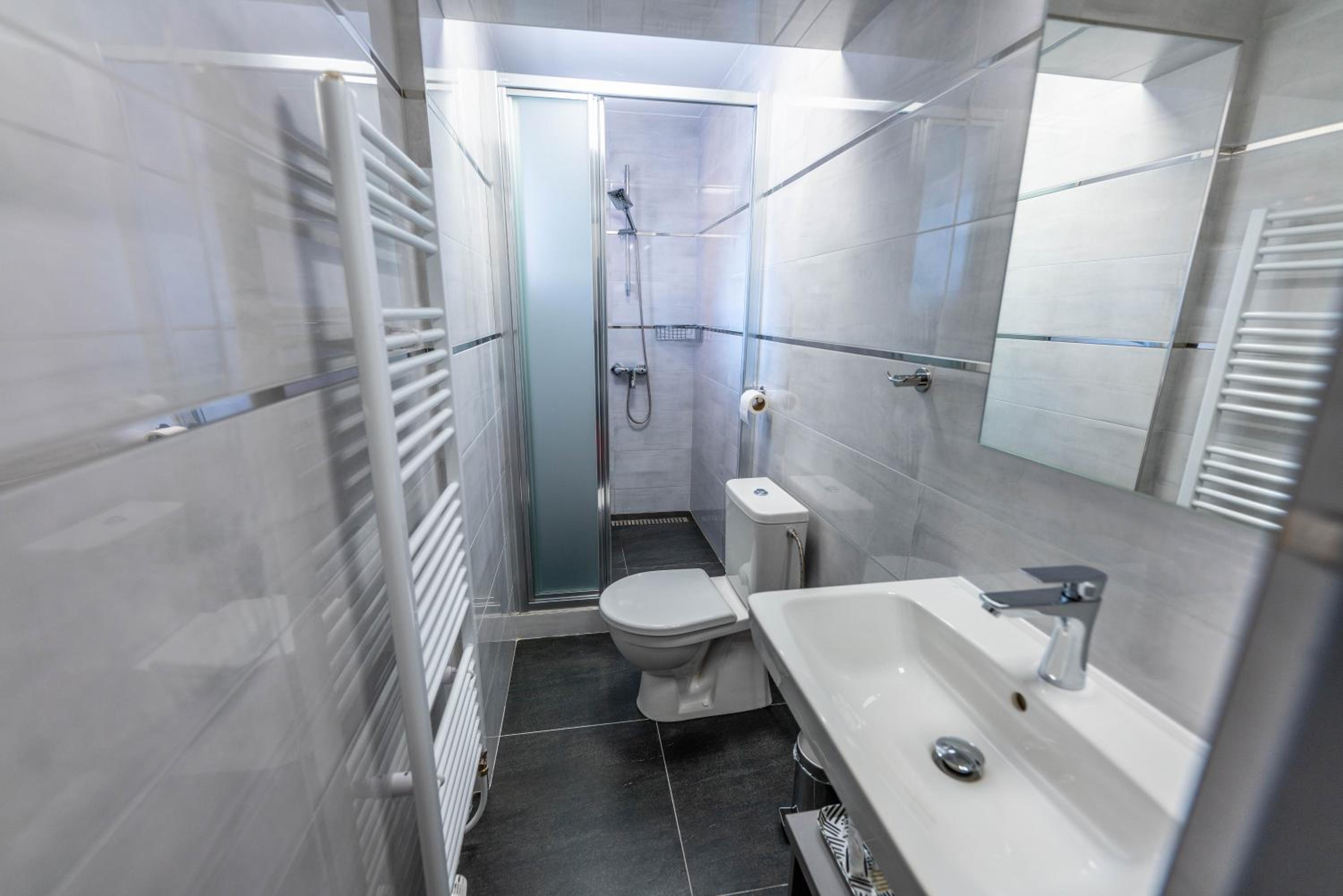 Twin Room with Private Bathroom photo 3