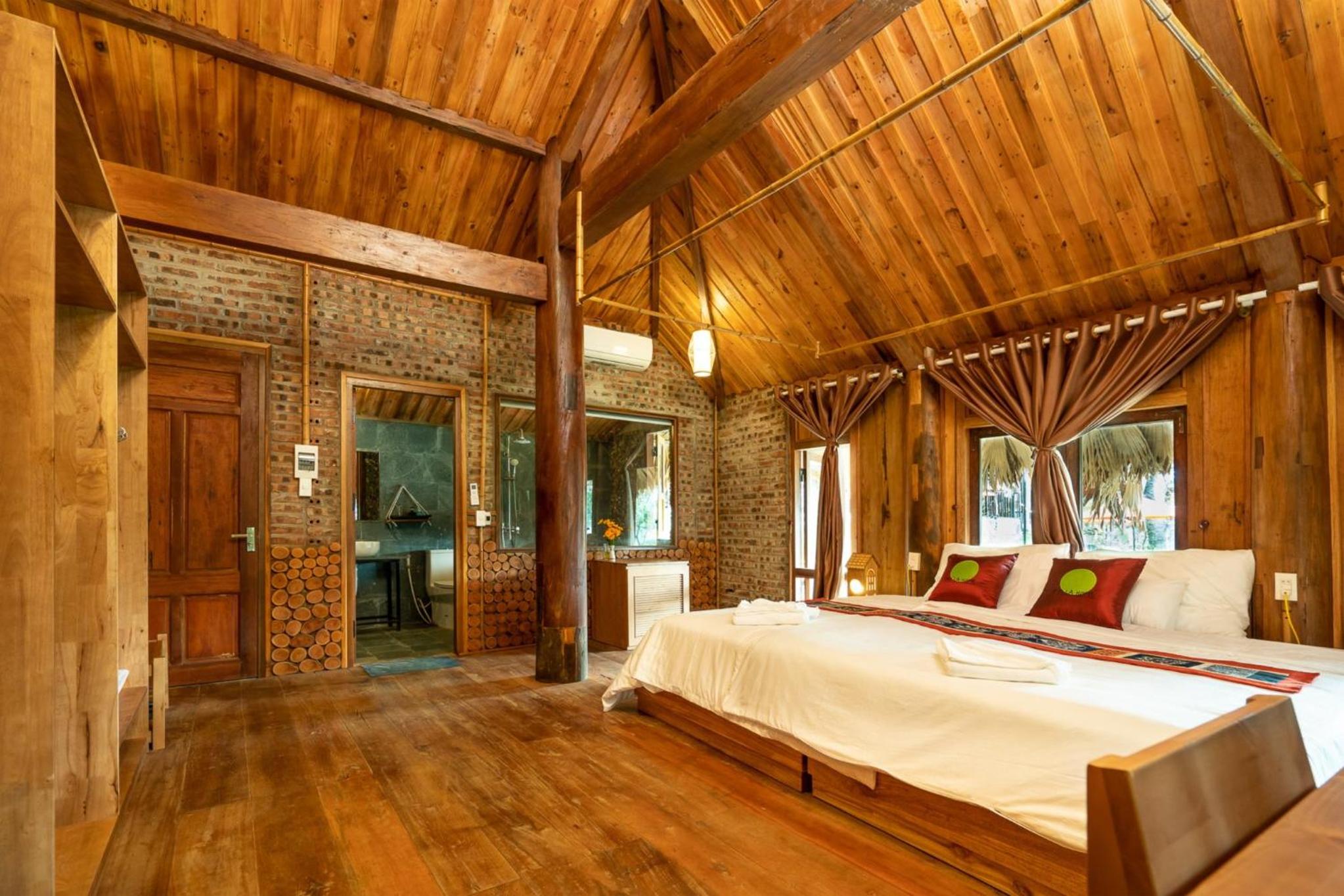 King Suite with Balcony photo 3
